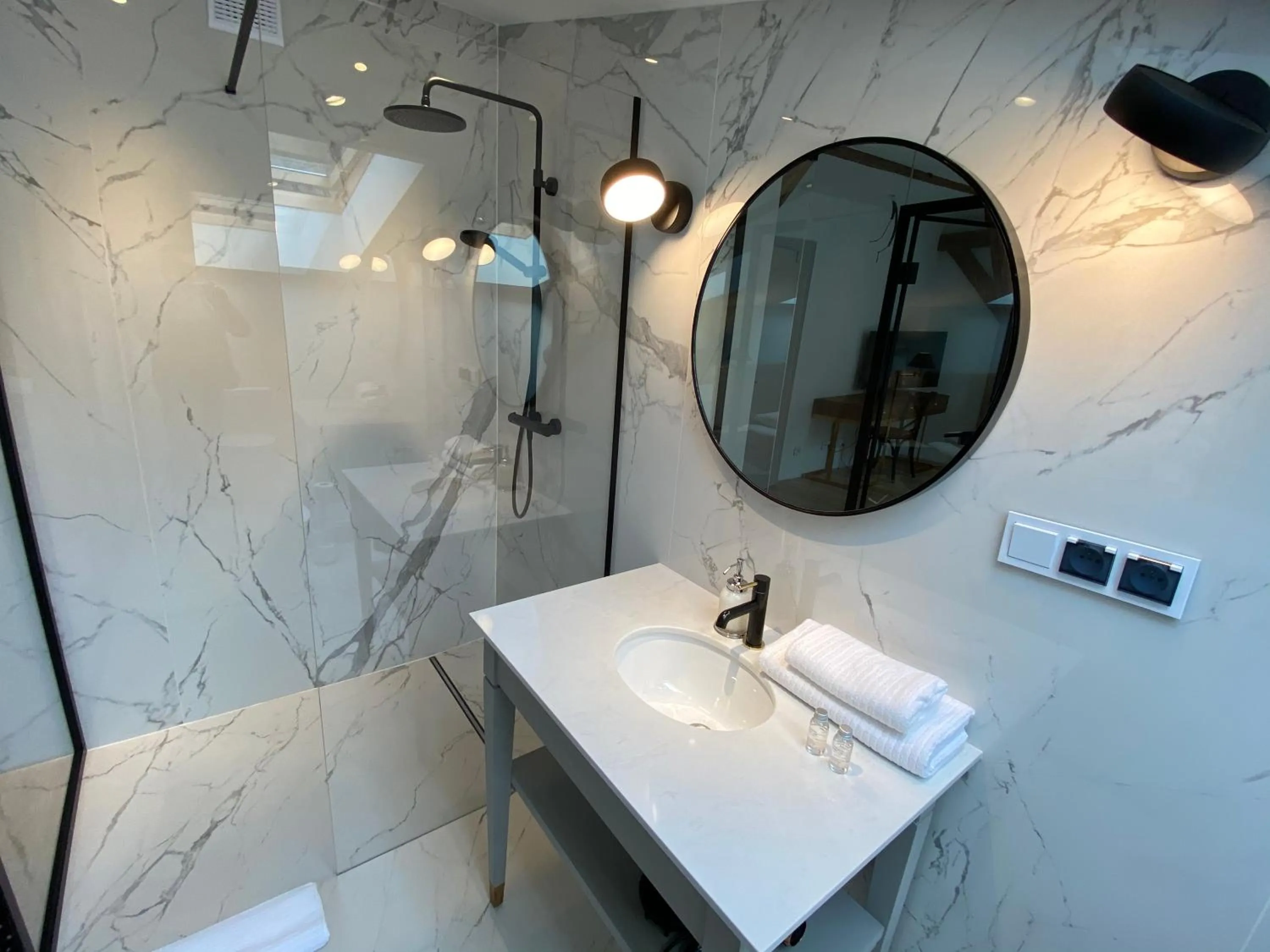 Shower in Zamek Sarny - Schloss Scharfeneck