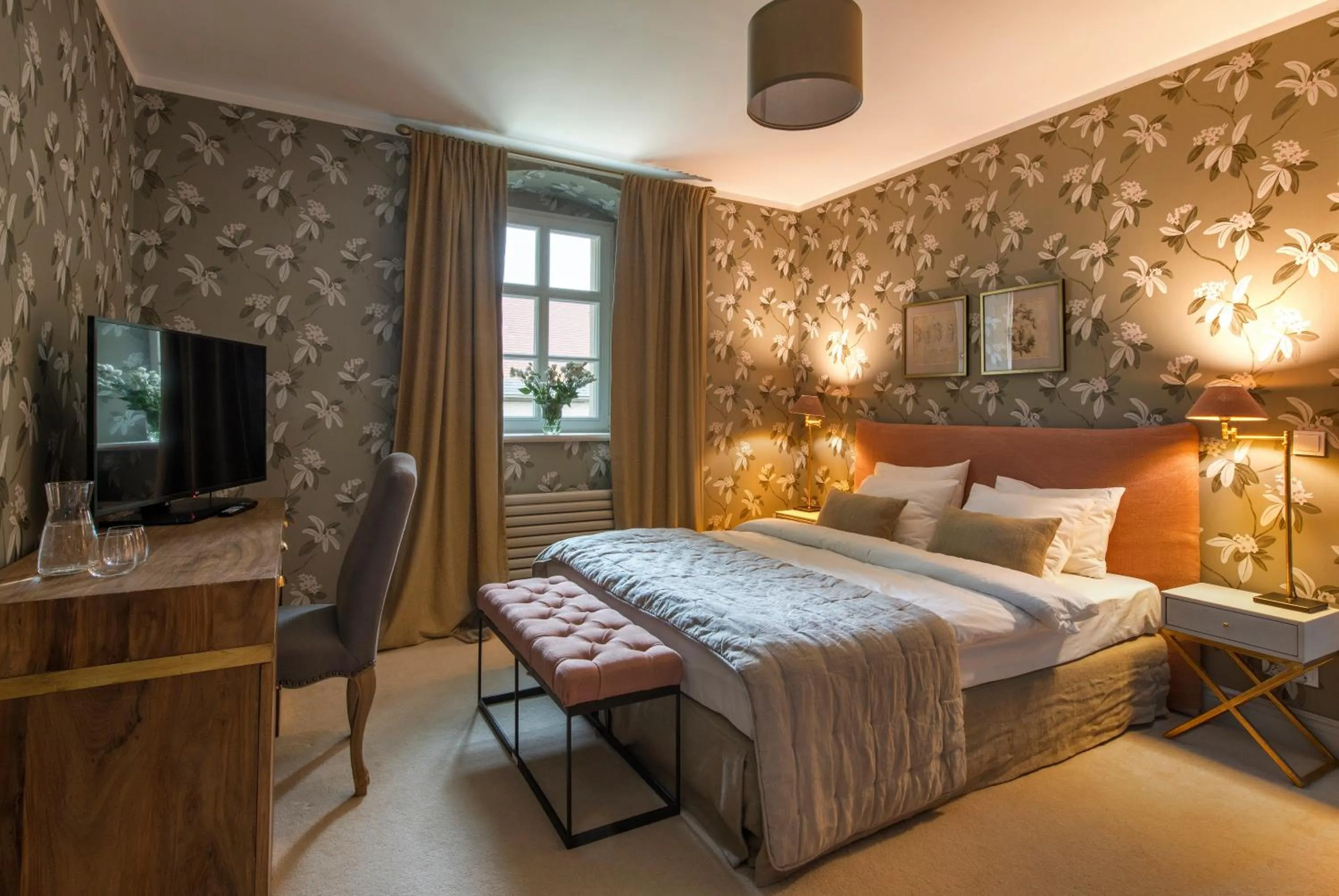 Bed in Zamek Sarny - Schloss Scharfeneck