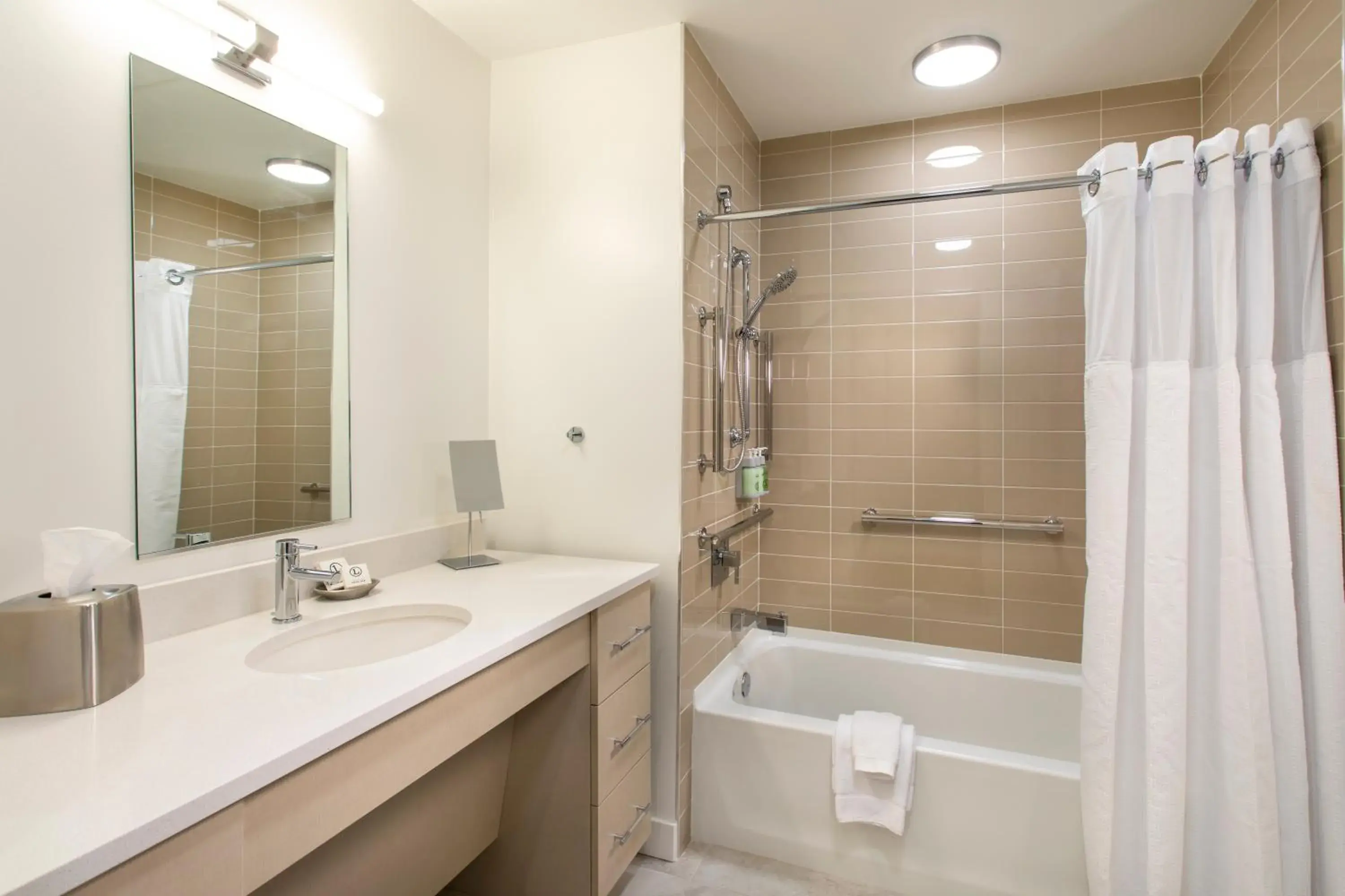 Queen Room - Disability Access in One Lakeside Queen Room - Disability Access in One Lakeside