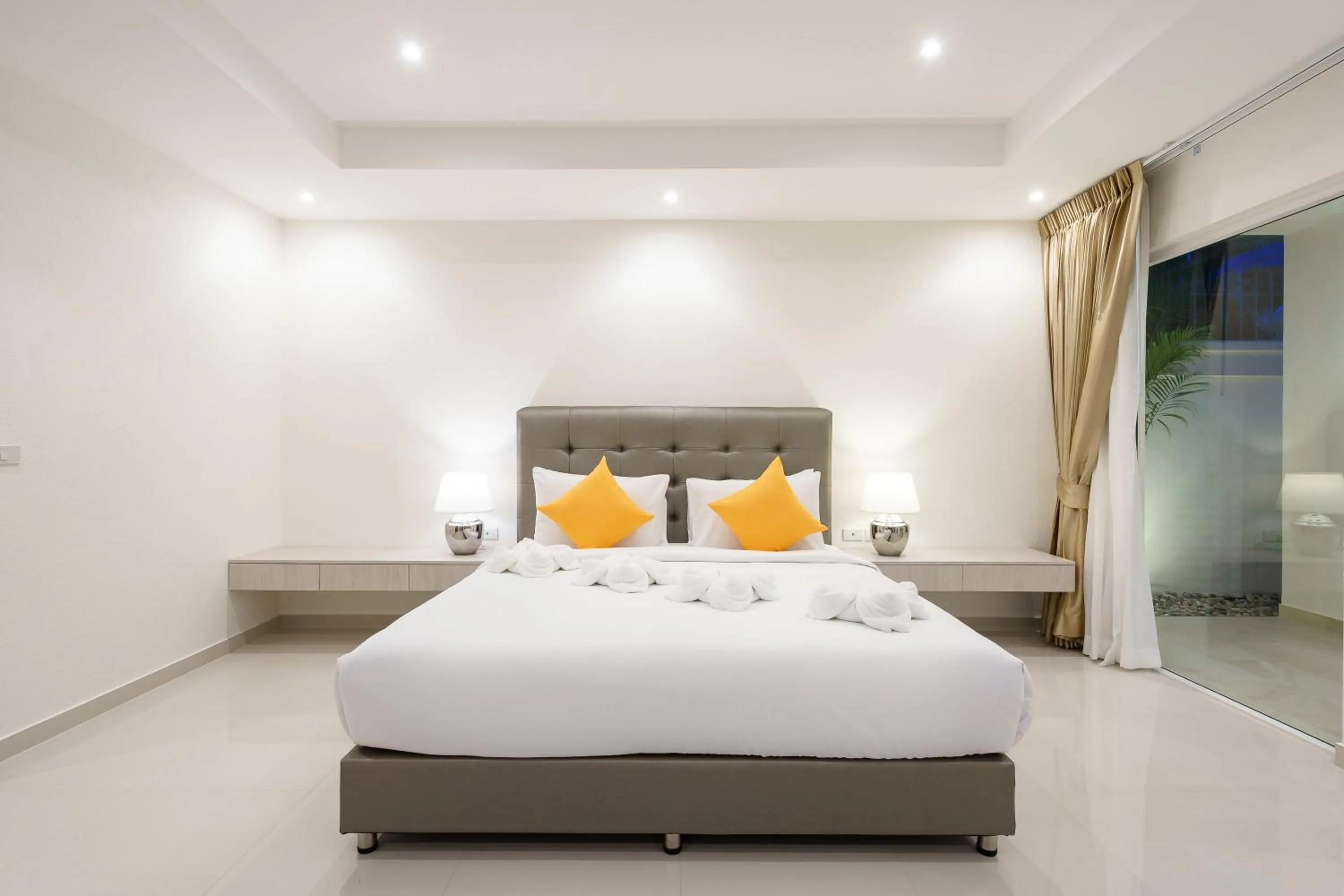 Bed in Sunset View Pool Villa 7 BR 14-16 Persons