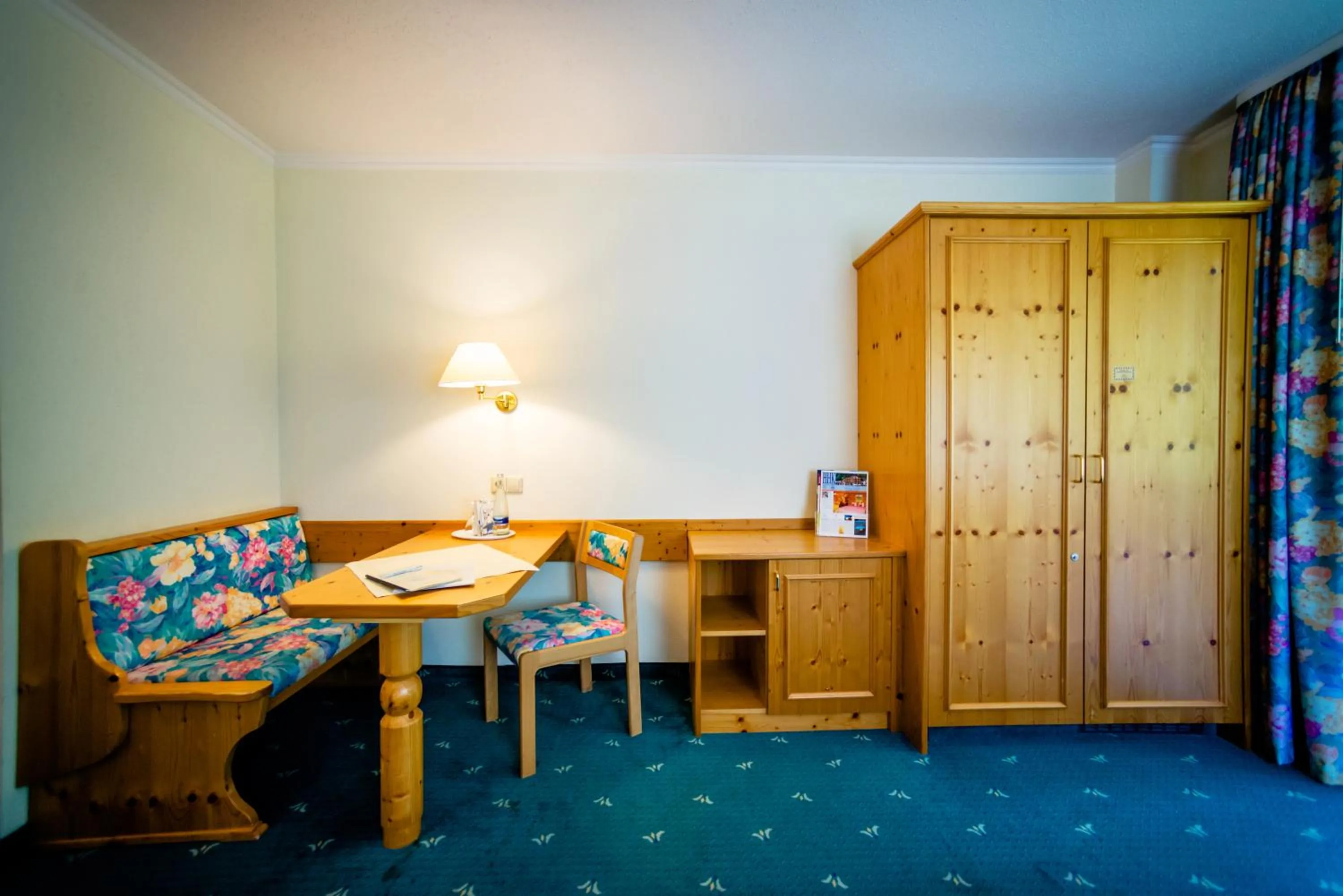 Seating area in Holzschuhs Schwarzwaldhotel