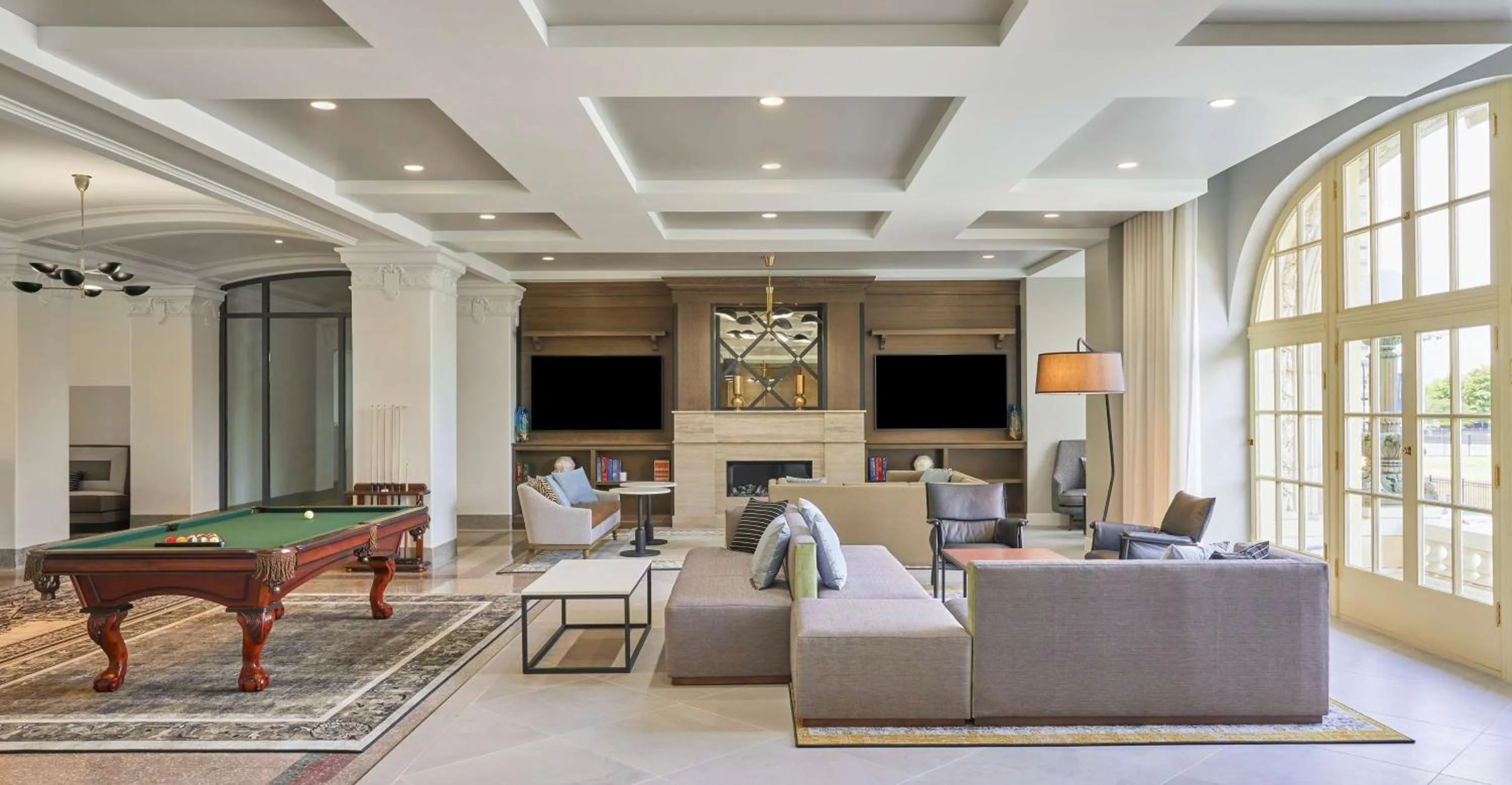 Communal lounge/ TV room in Hyatt House Chicago Medical/University District