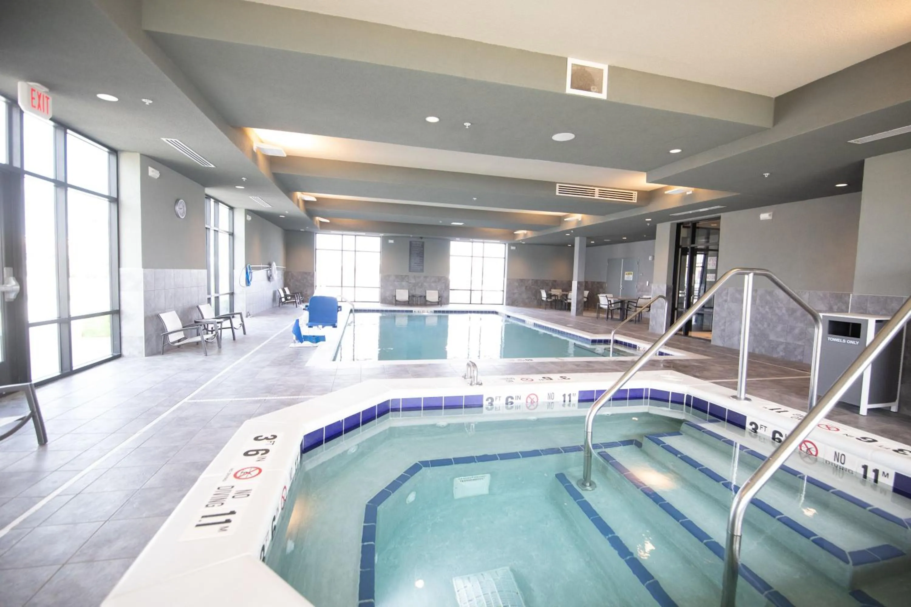 Swimming pool in Hyatt Place Altoona/Des Moines