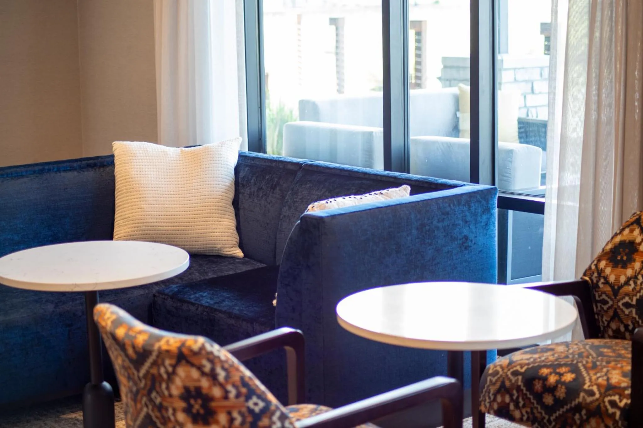 Lounge or bar in Hyatt Place Altoona/Des Moines