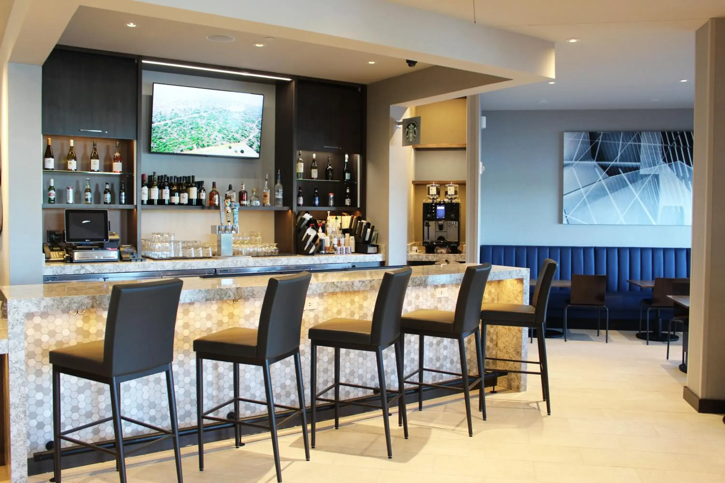 Lounge or bar in Hyatt Place Altoona/Des Moines Lounge or bar in Hyatt Place Altoona/Des Moines