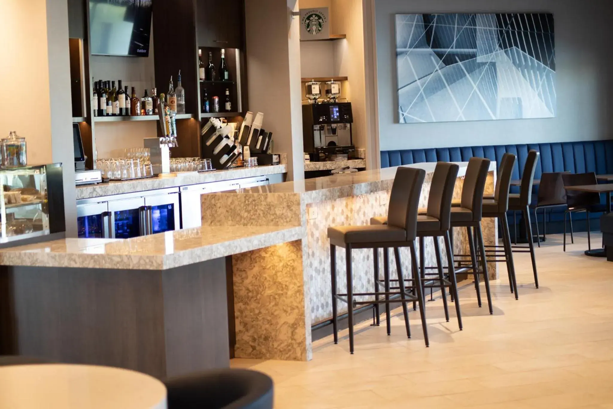 Lounge or bar in Hyatt Place Altoona/Des Moines Lounge or bar in Hyatt Place Altoona/Des Moines
