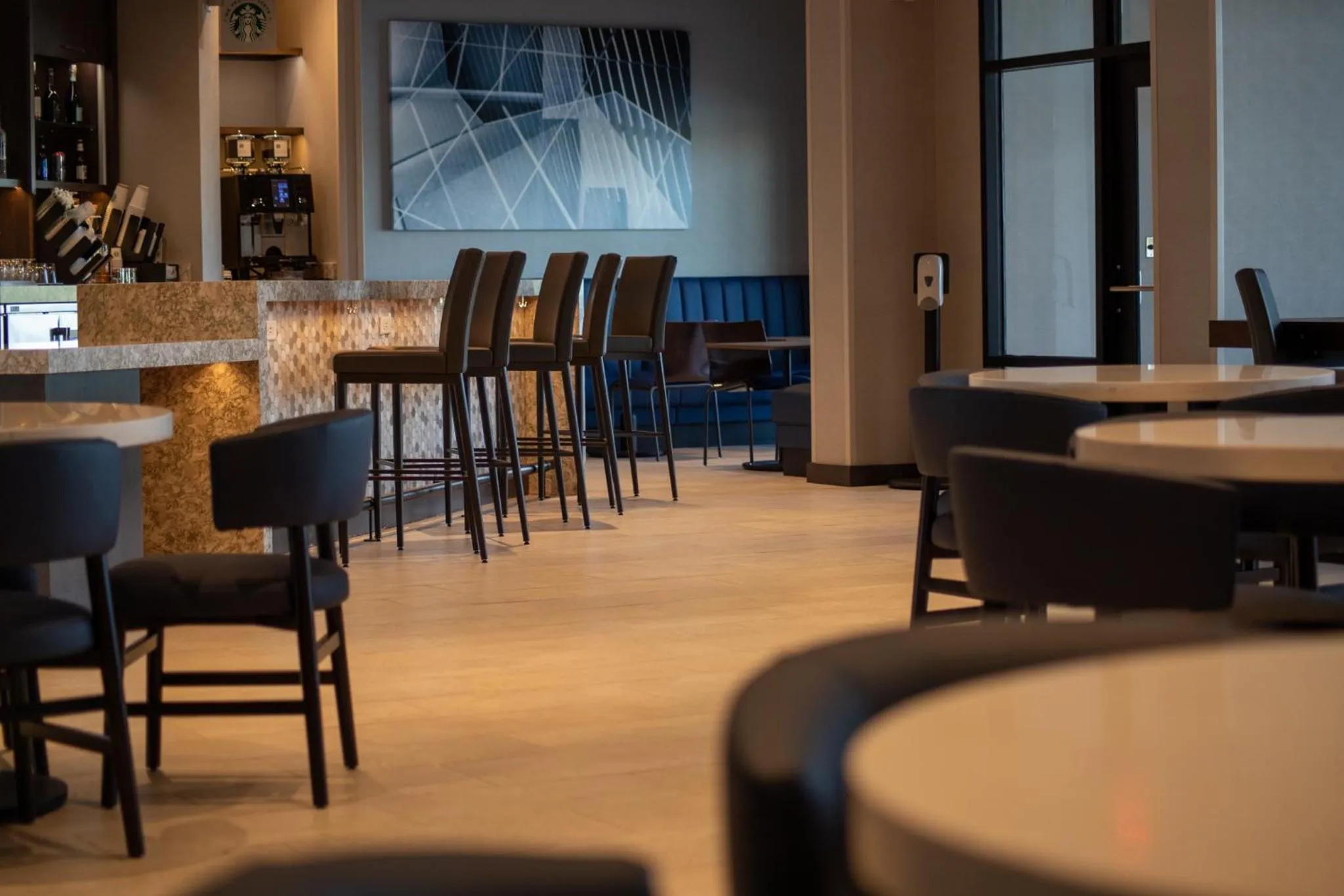 Lounge or bar in Hyatt Place Altoona/Des Moines
