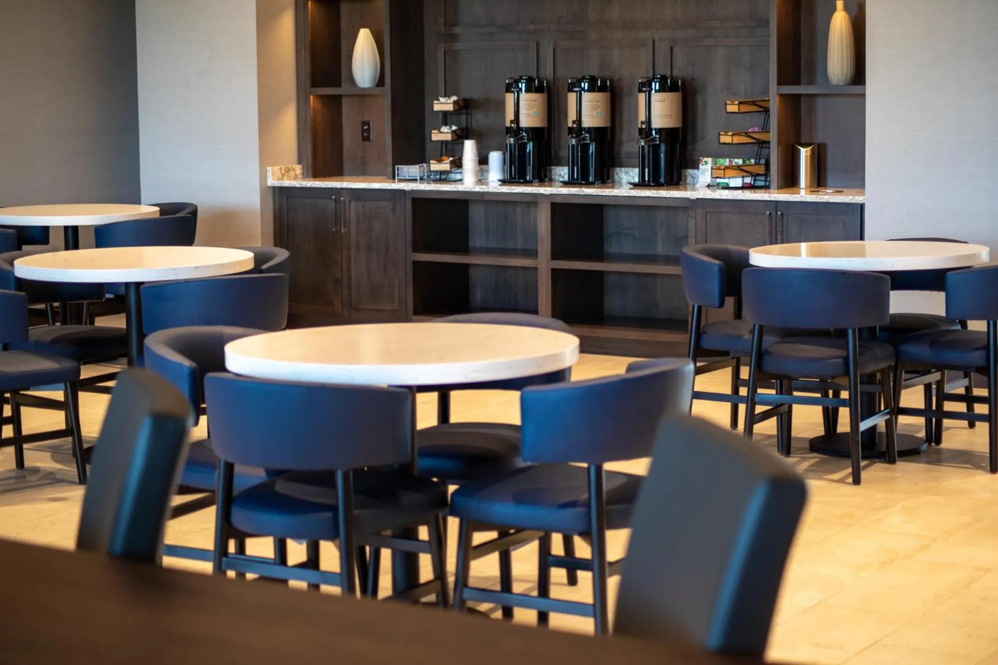Lounge or bar in Hyatt Place Altoona/Des Moines