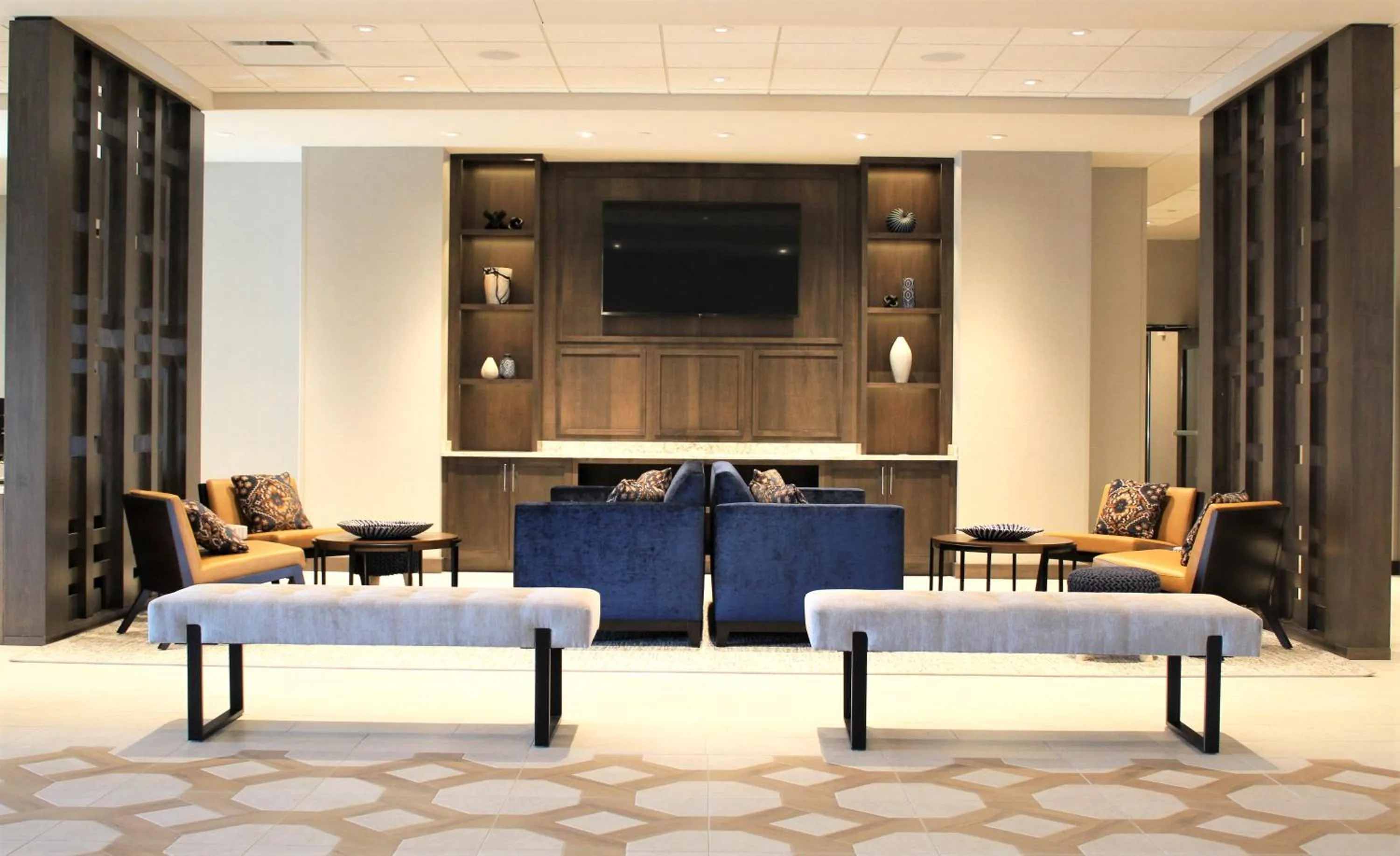 Communal lounge/ TV room in Hyatt Place Altoona/Des Moines