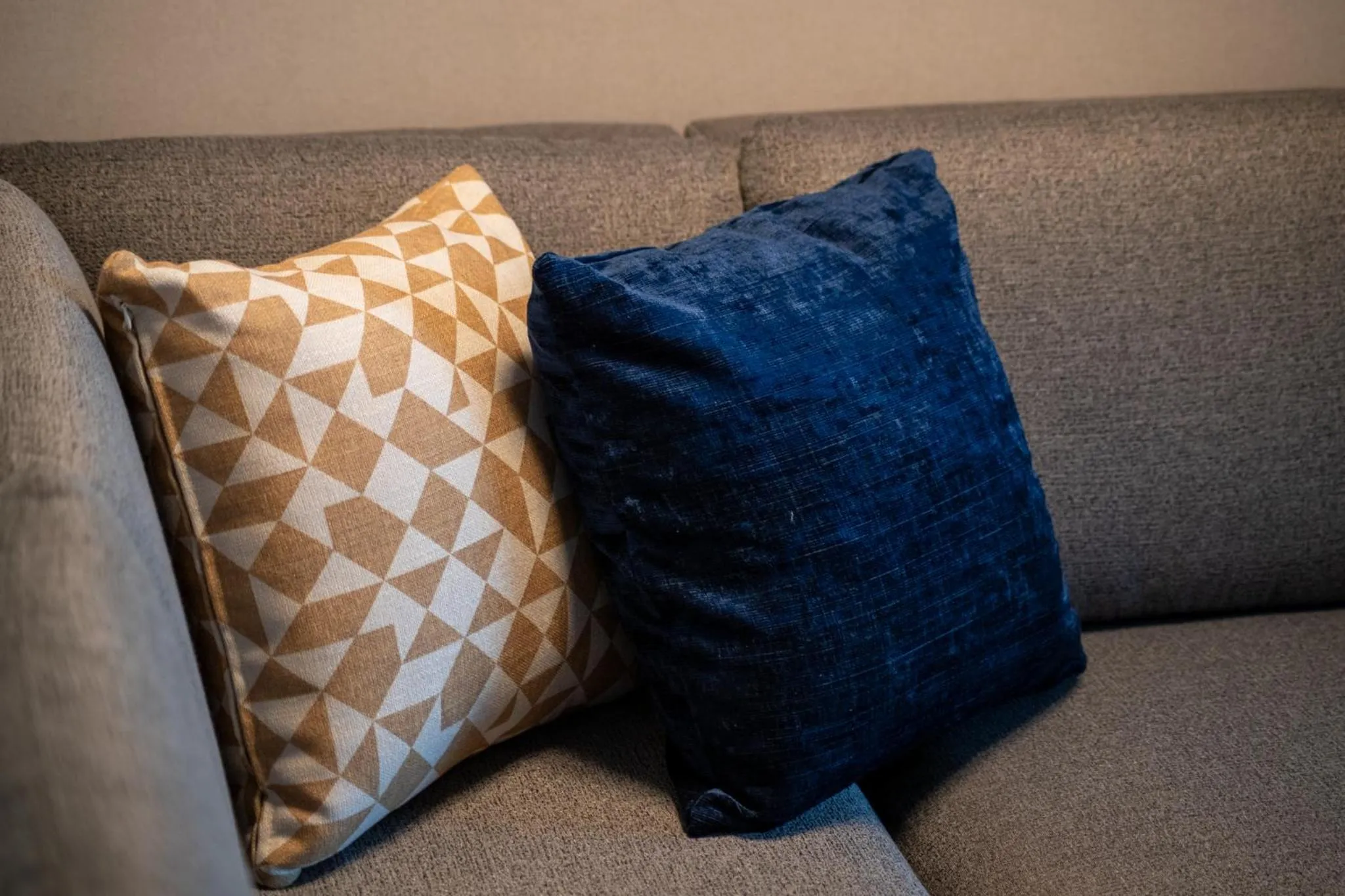 Seating area in Hyatt Place Altoona/Des Moines