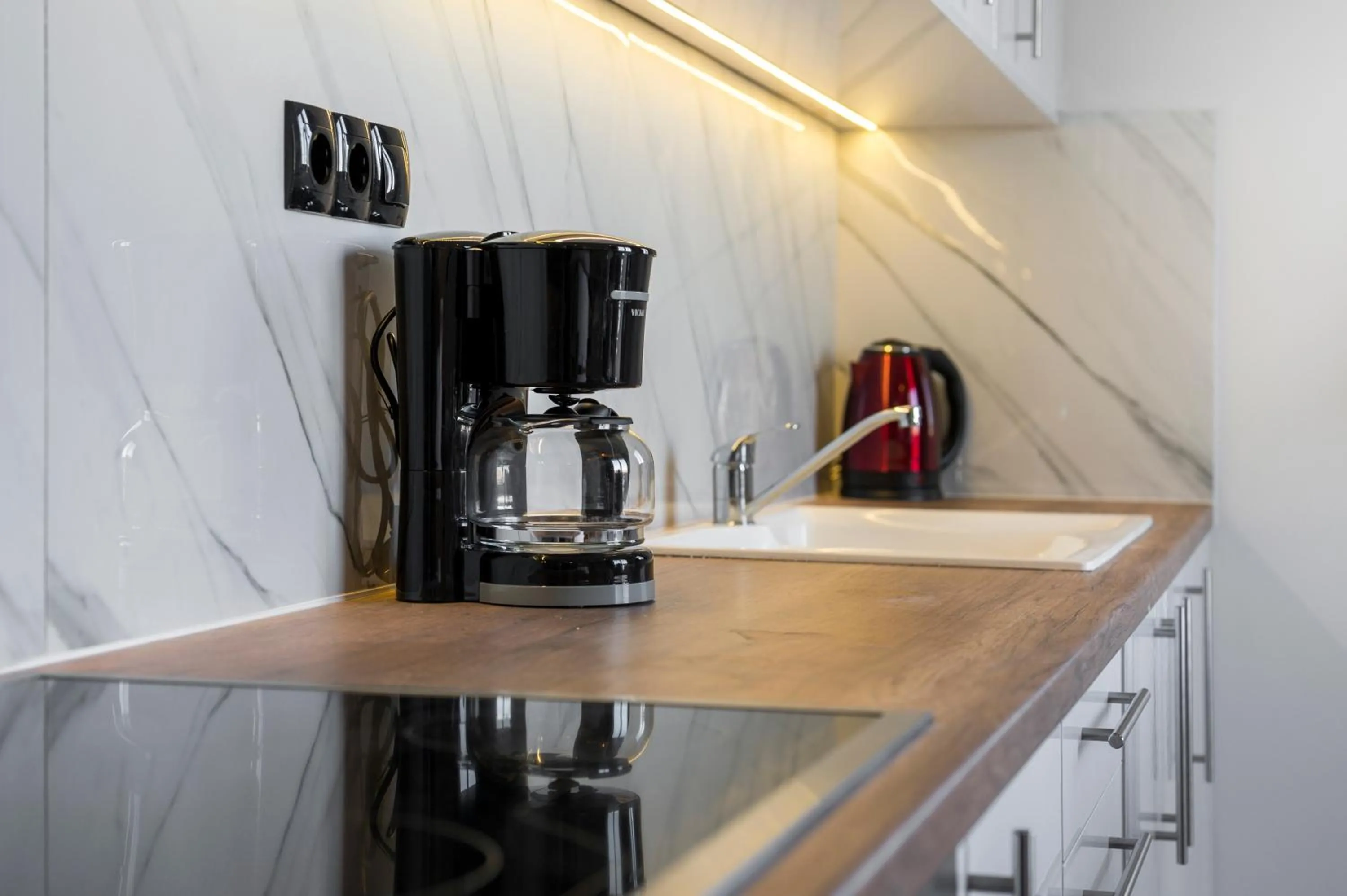Coffee/tea facilities in Aegean Breeze Luxury Apartments next to the sea