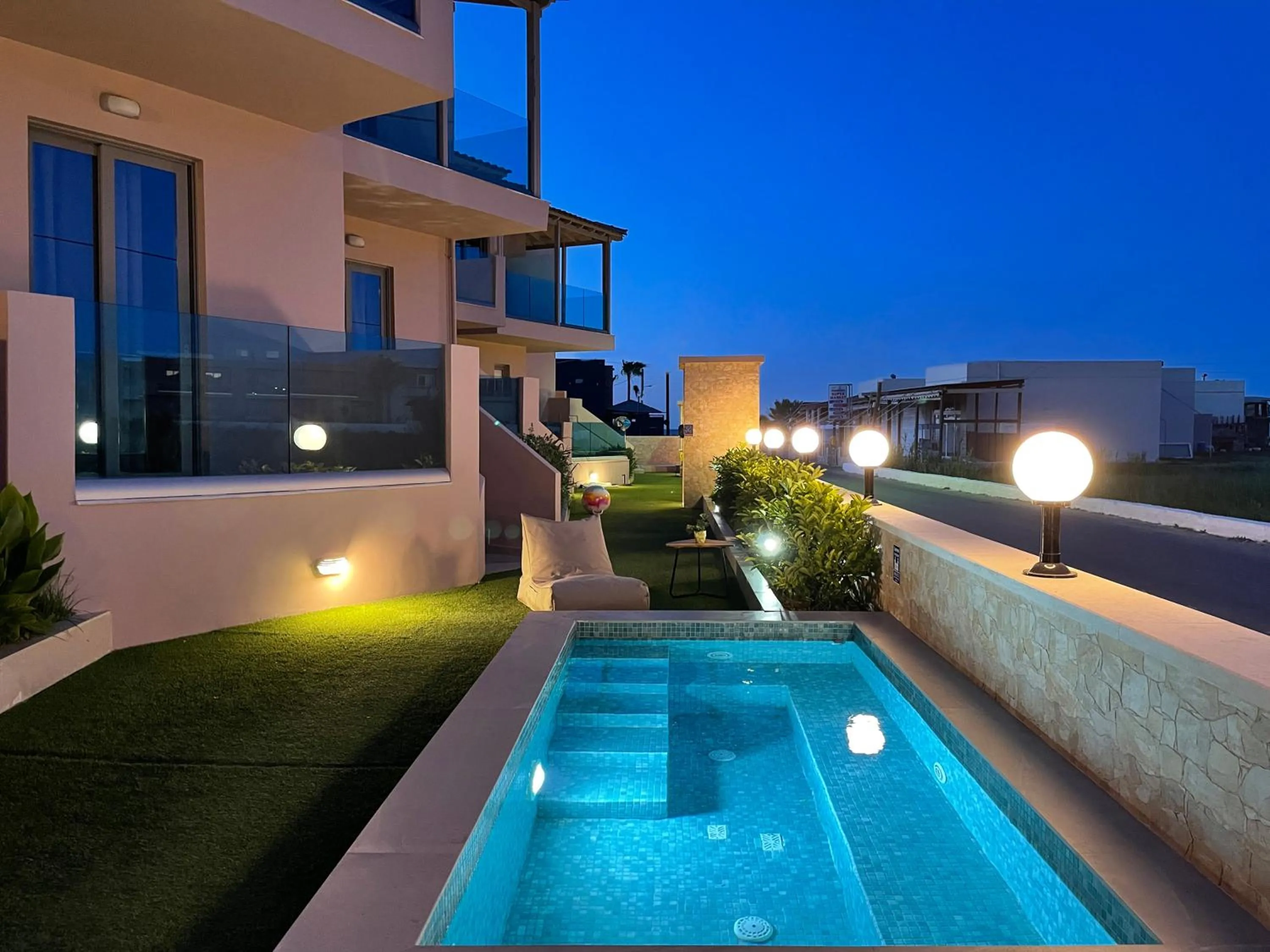 Garden in Aegean Breeze Luxury Apartments next to the sea