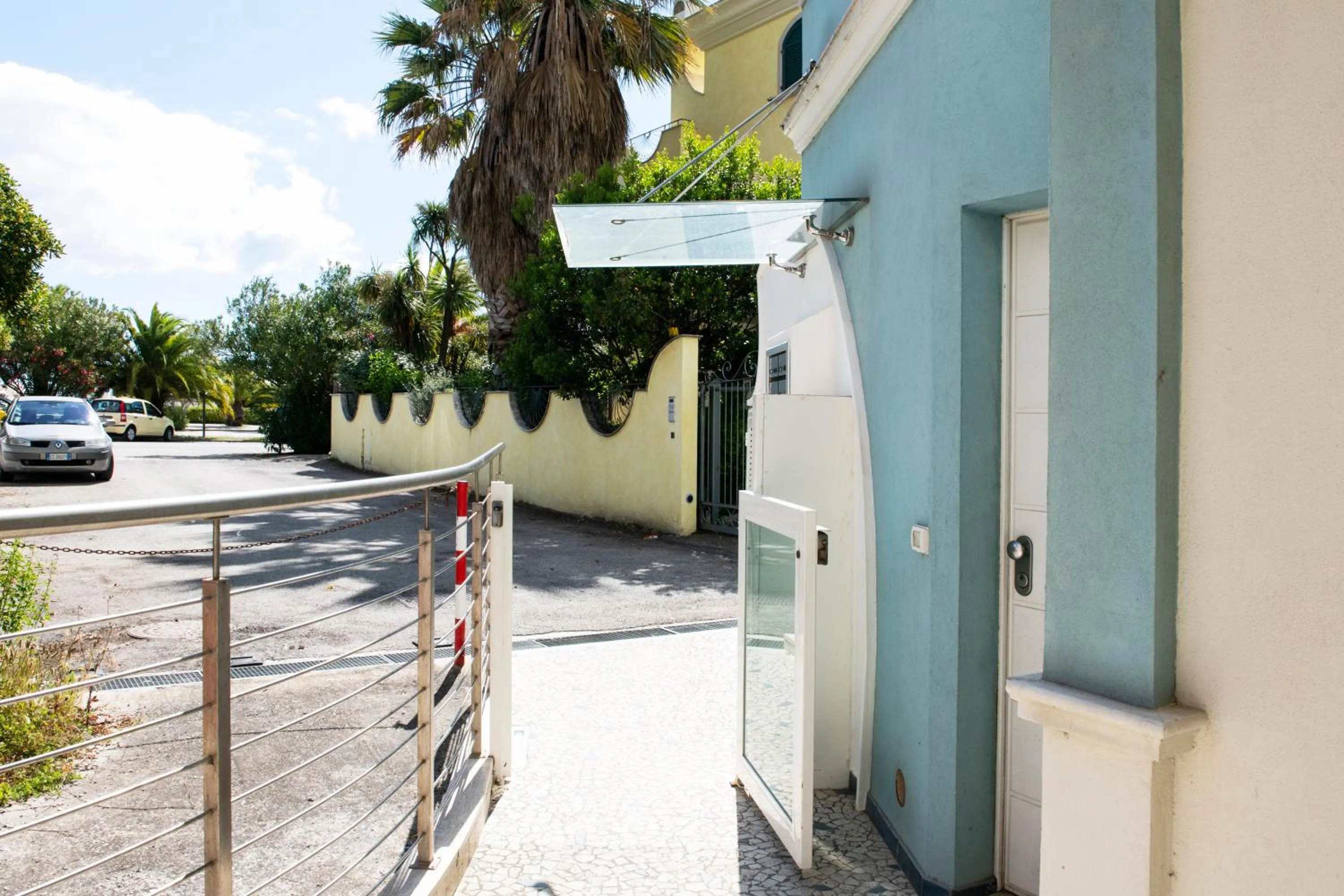 Facade/entrance in Elegante Trilocale Marconi prima fila mare