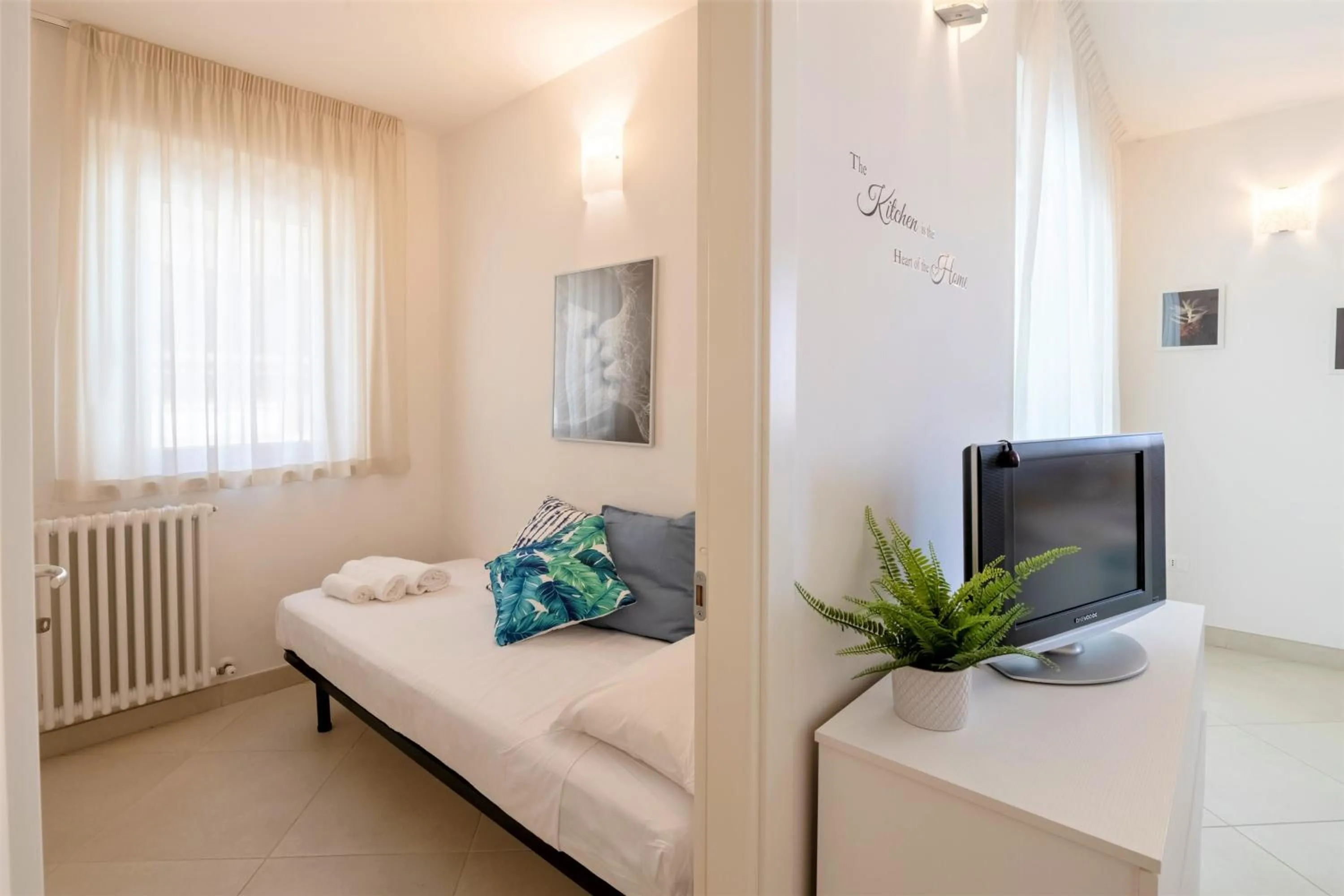 Decorative detail, Bed in Elegante Trilocale Marconi prima fila mare