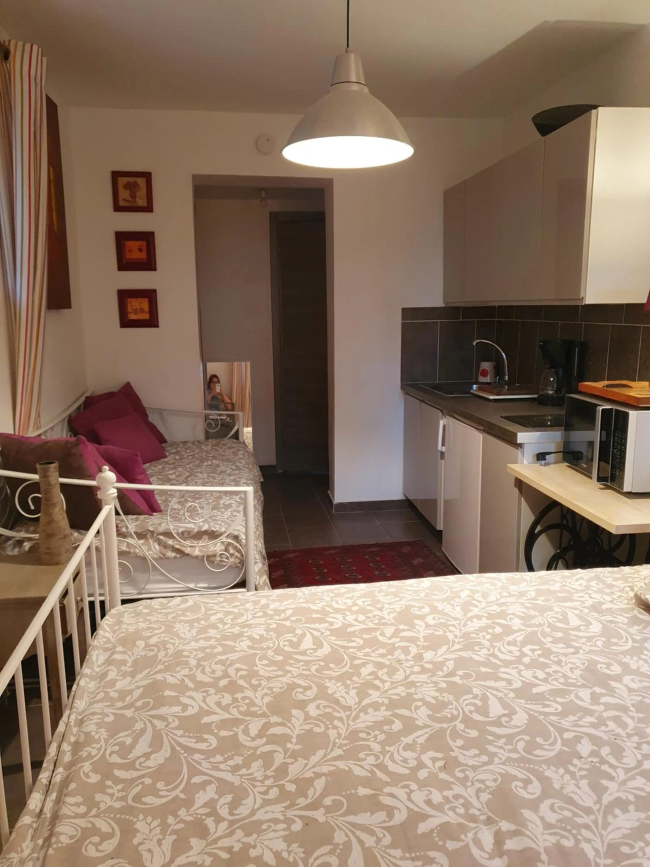 Photo of the whole room in La Romantique