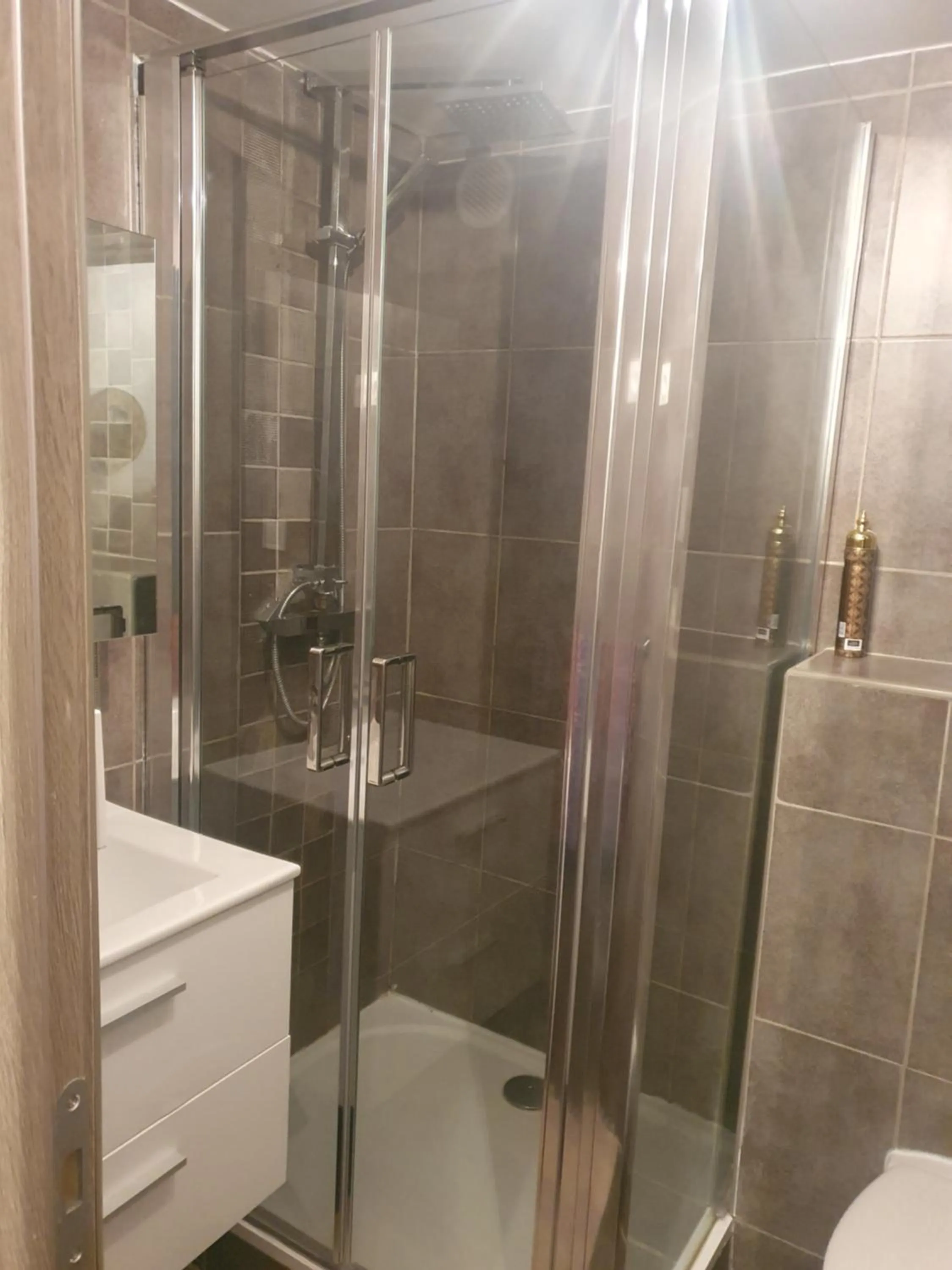 Shower in La Romantique