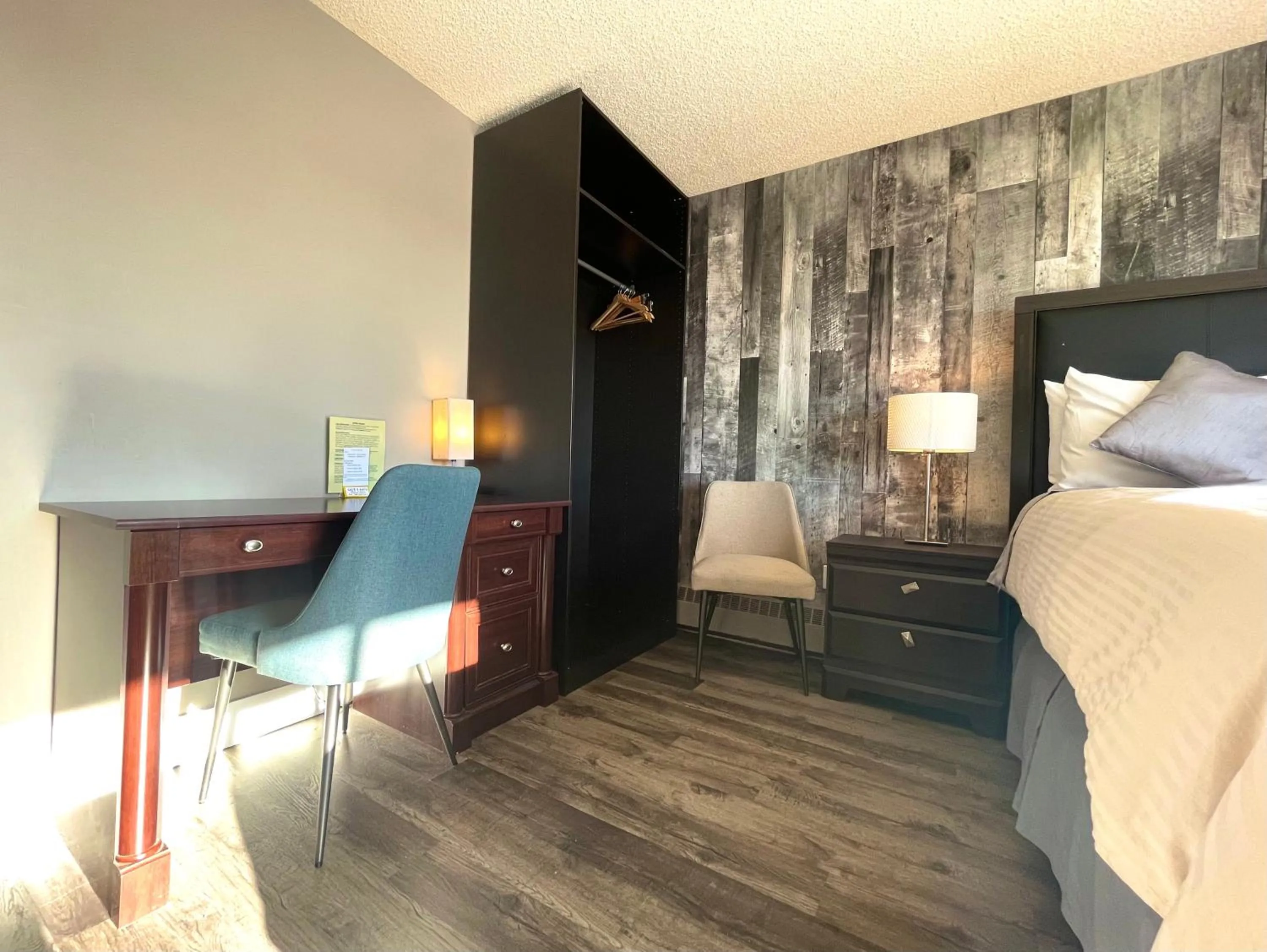 Bedroom, Bed in 7 Day's Hotel