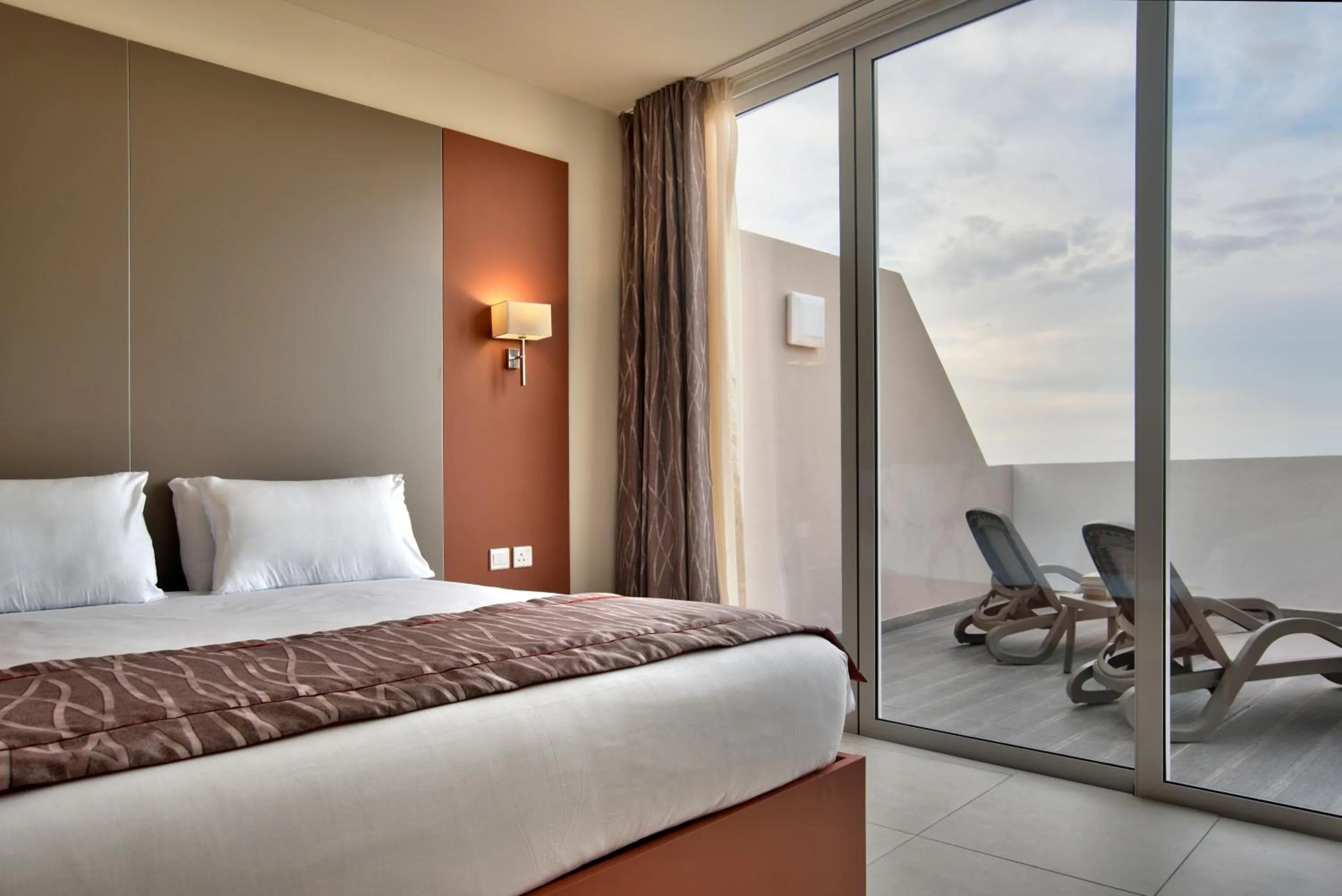 Bedroom, Bed in Mayflower Hotel Malta