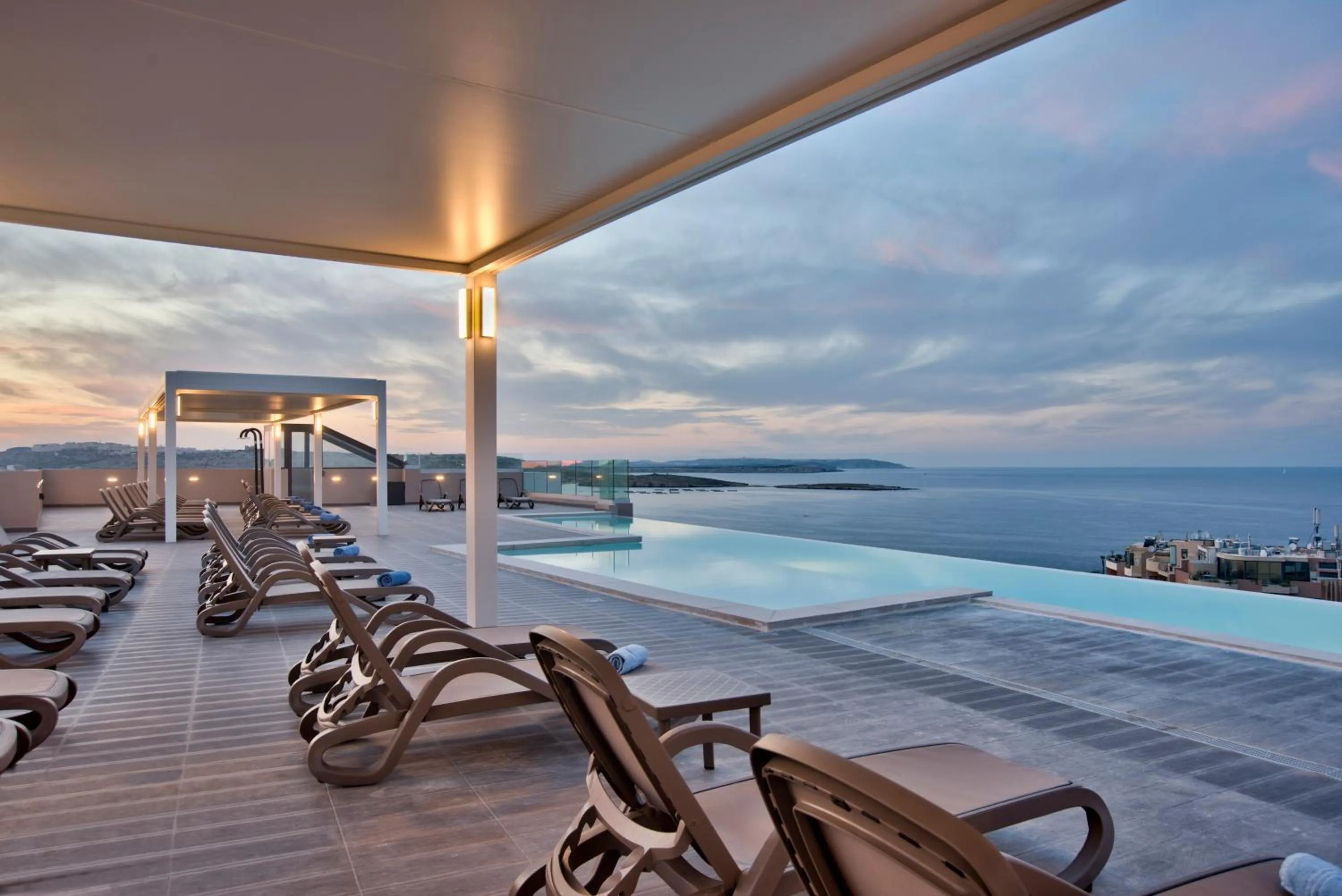 Swimming pool in Mayflower Hotel Malta