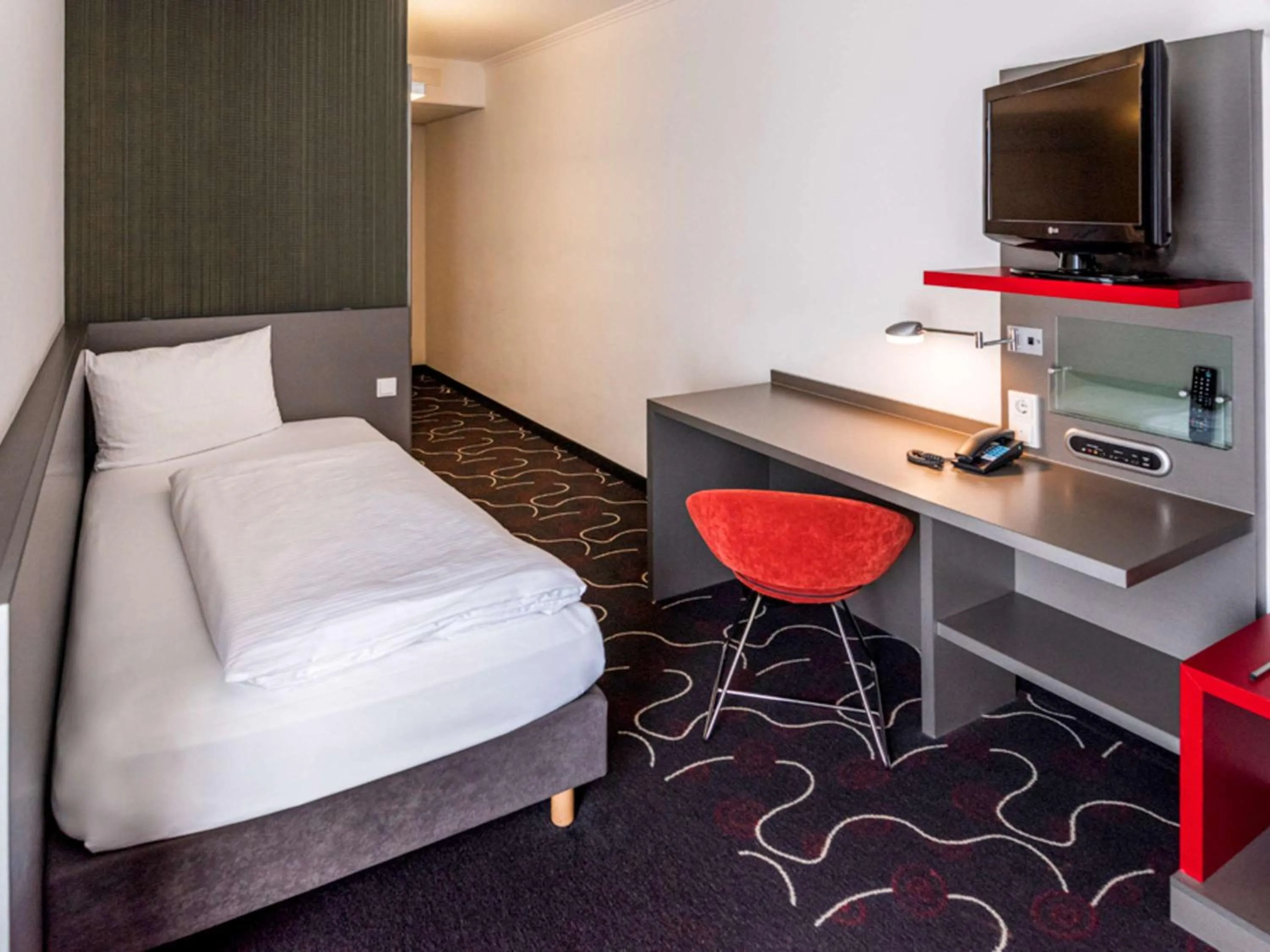 Photo of the whole room, TV/Entertainment Center in ibis Styles Stuttgart