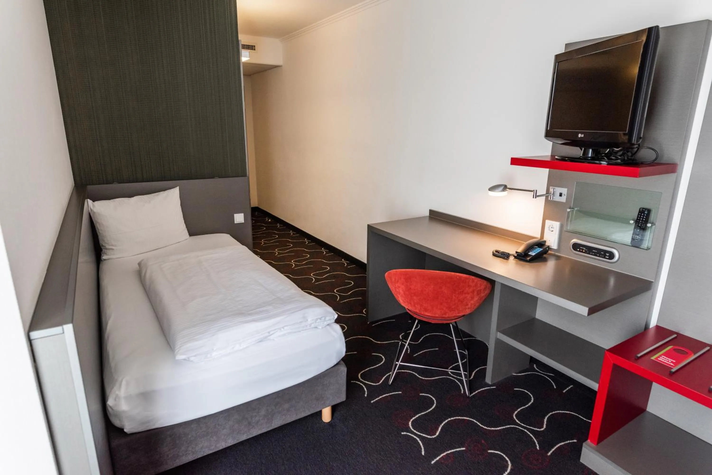 Photo of the whole room, TV/Entertainment Center in ibis Styles Stuttgart