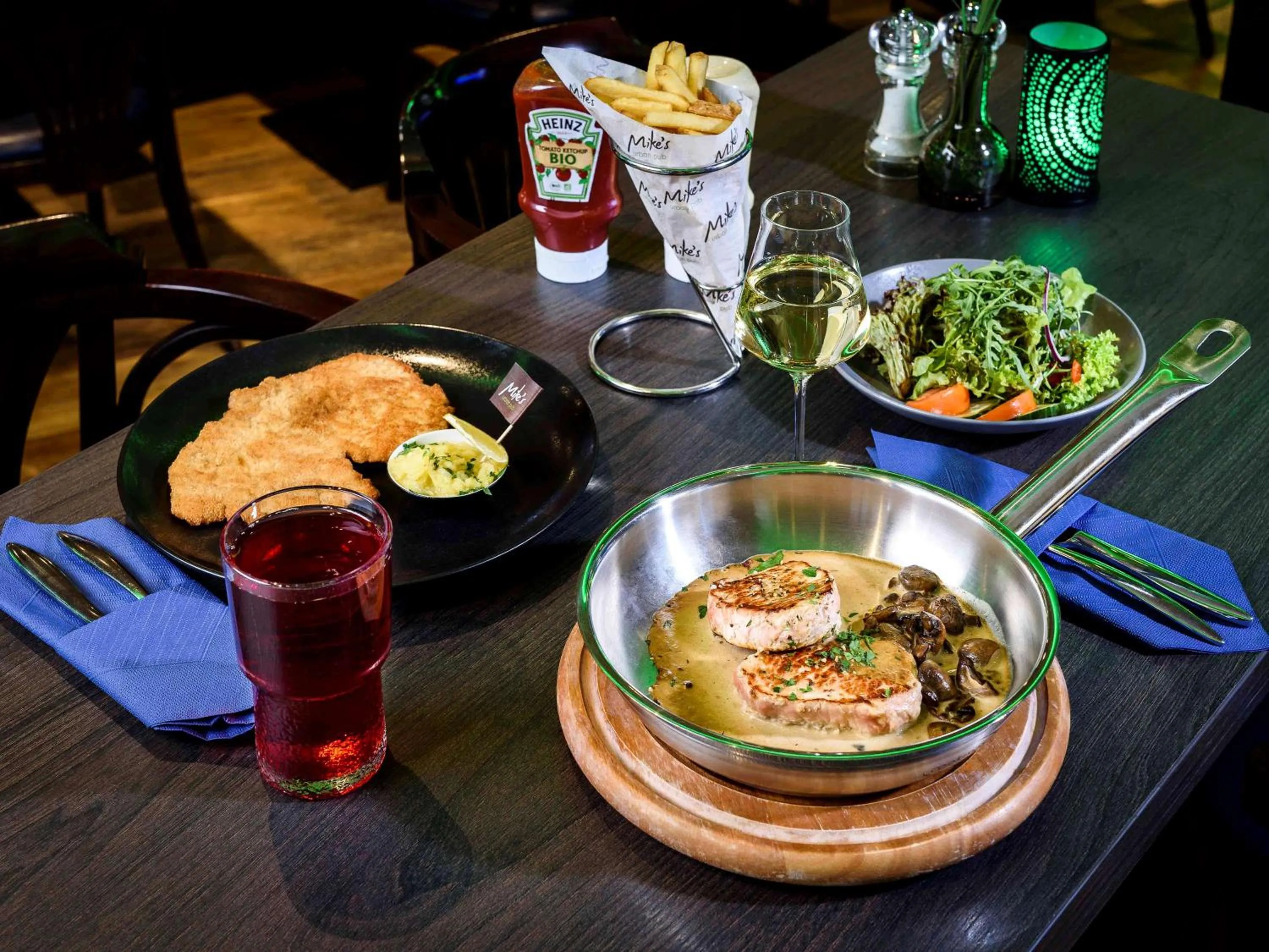 Restaurant/places to eat, Lunch and Dinner in ibis Styles Stuttgart