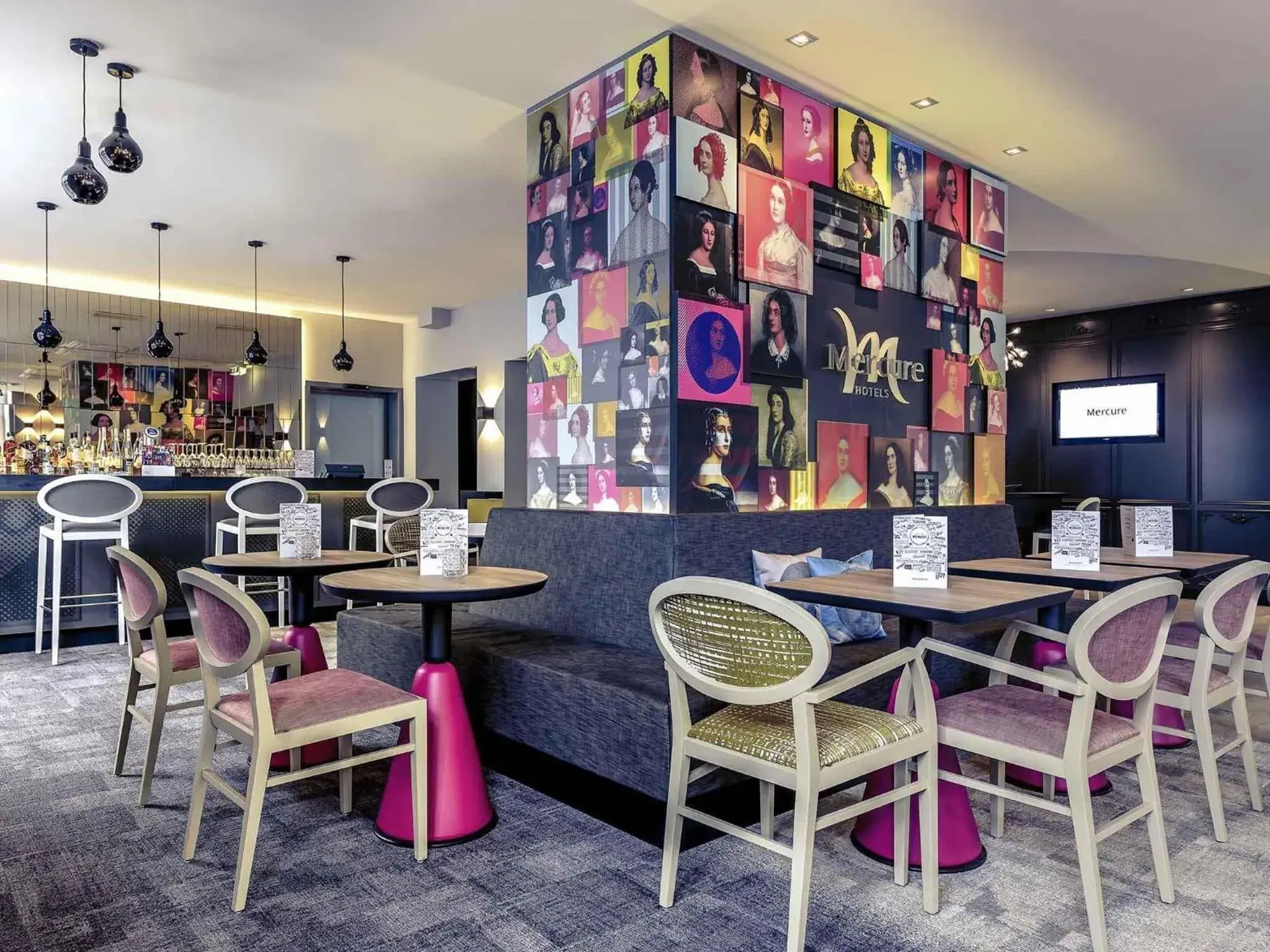 Lounge or bar in Mercure München am Olympiapark Lounge or bar in Mercure München am Olympiapark