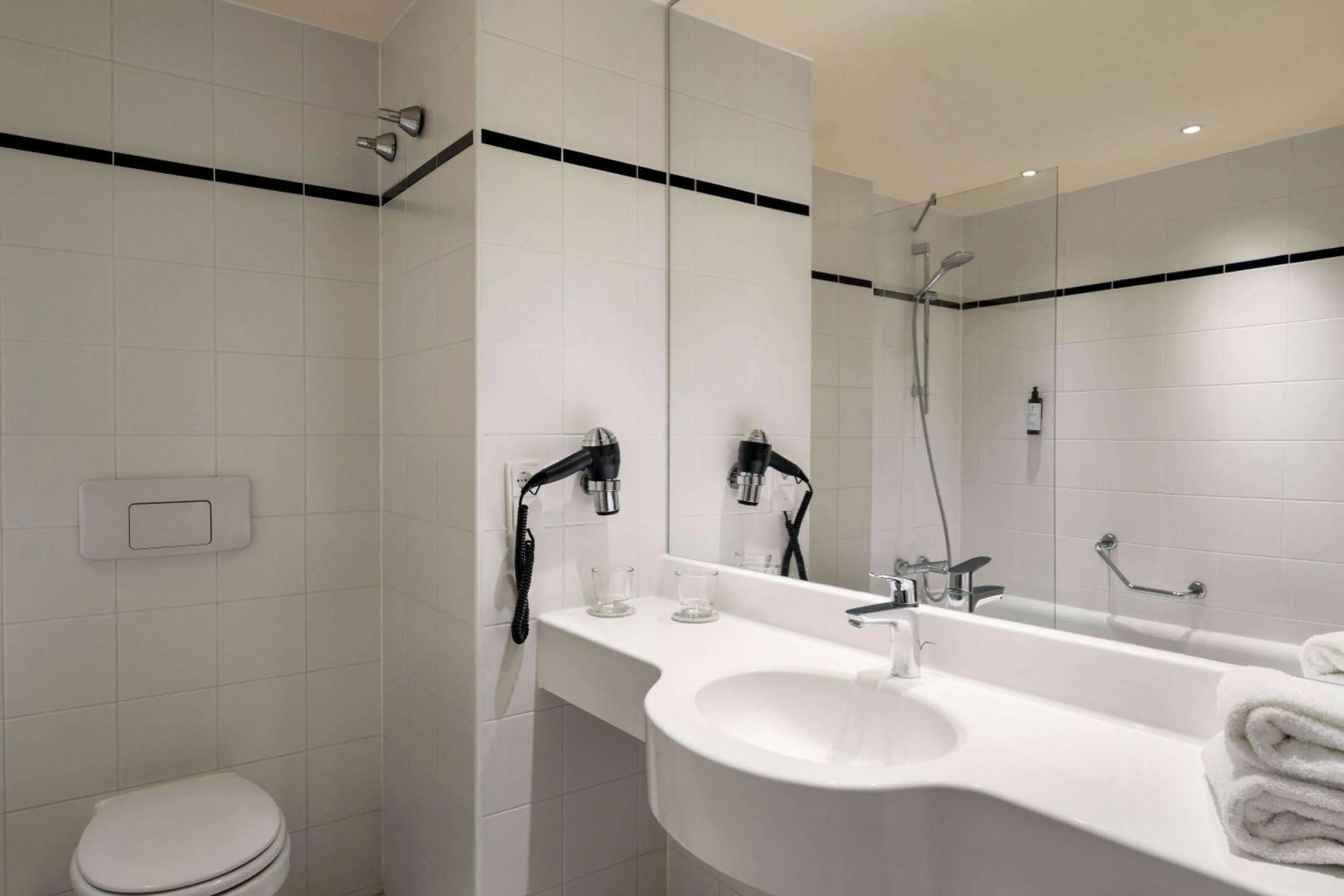 TV and multimedia in Vienna House Easy by Wyndham Landsberg