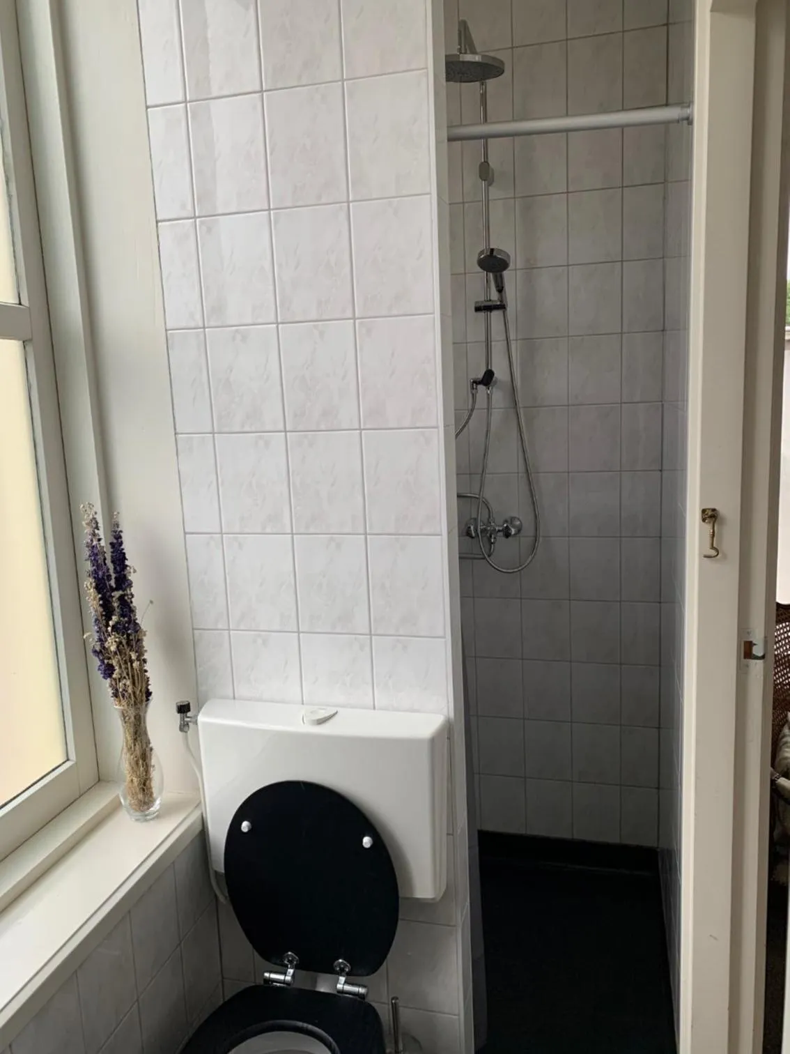 Bathroom in B&B 't Raethuys