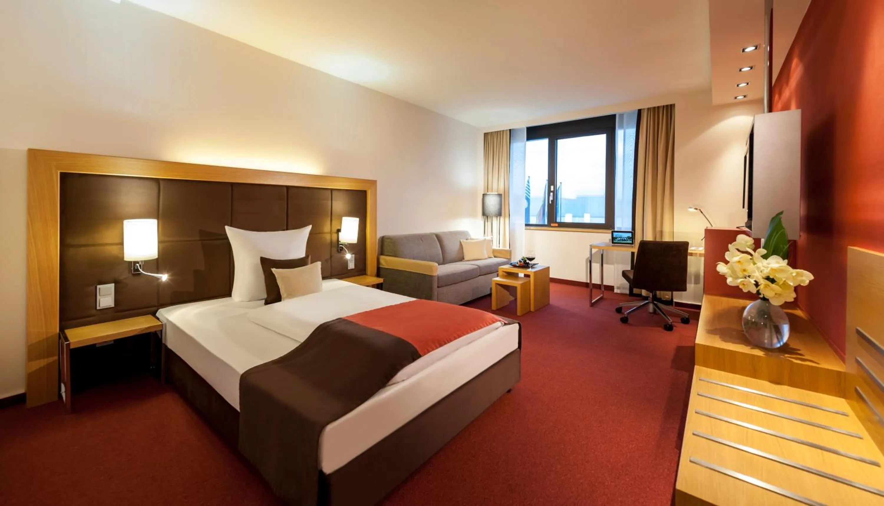 Photo of the whole room, Bed in Dorint Main Taunus Zentrum Frankfurt Sulzbach