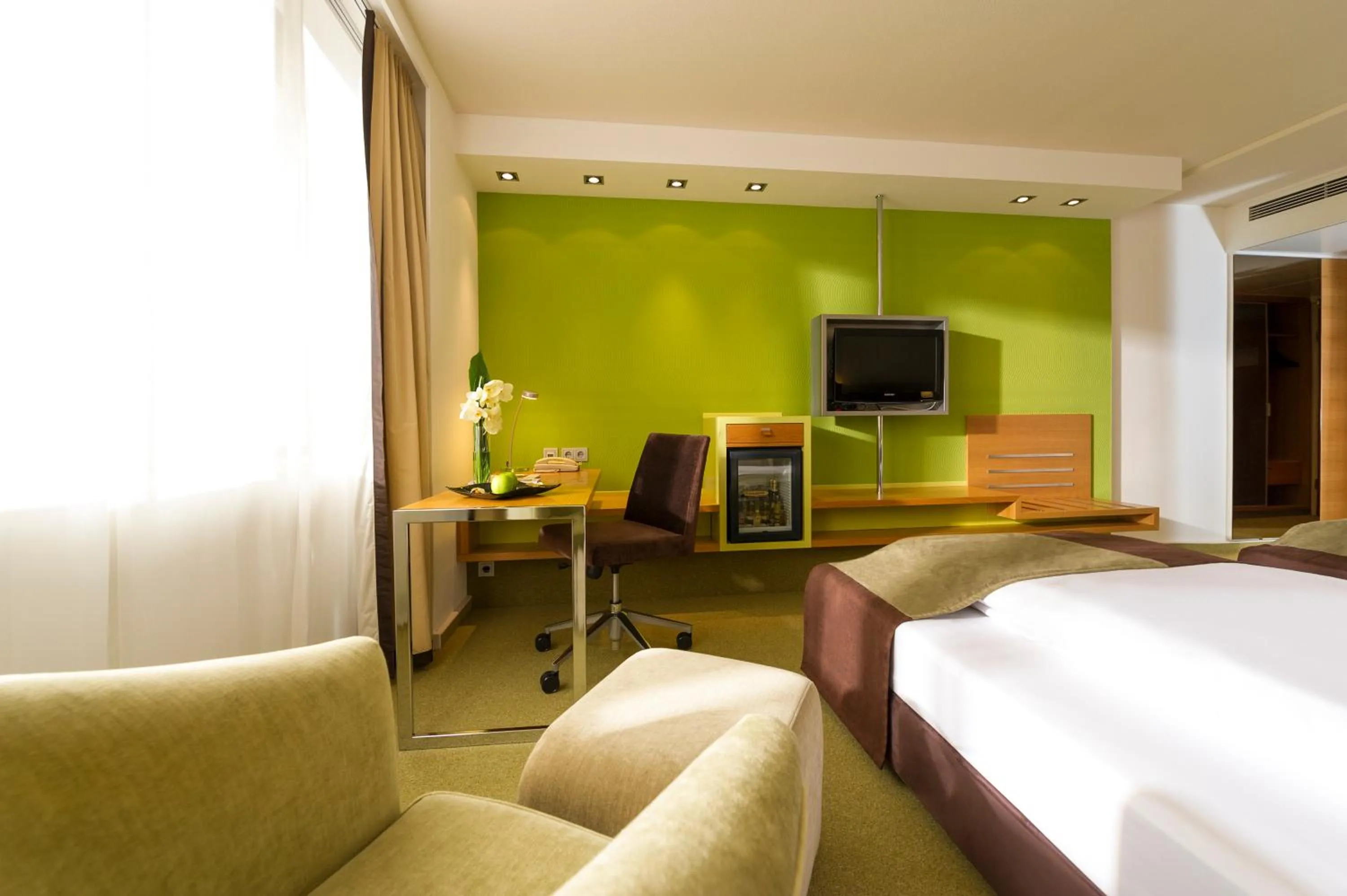 Photo of the whole room, Bed in Dorint Main Taunus Zentrum Frankfurt Sulzbach