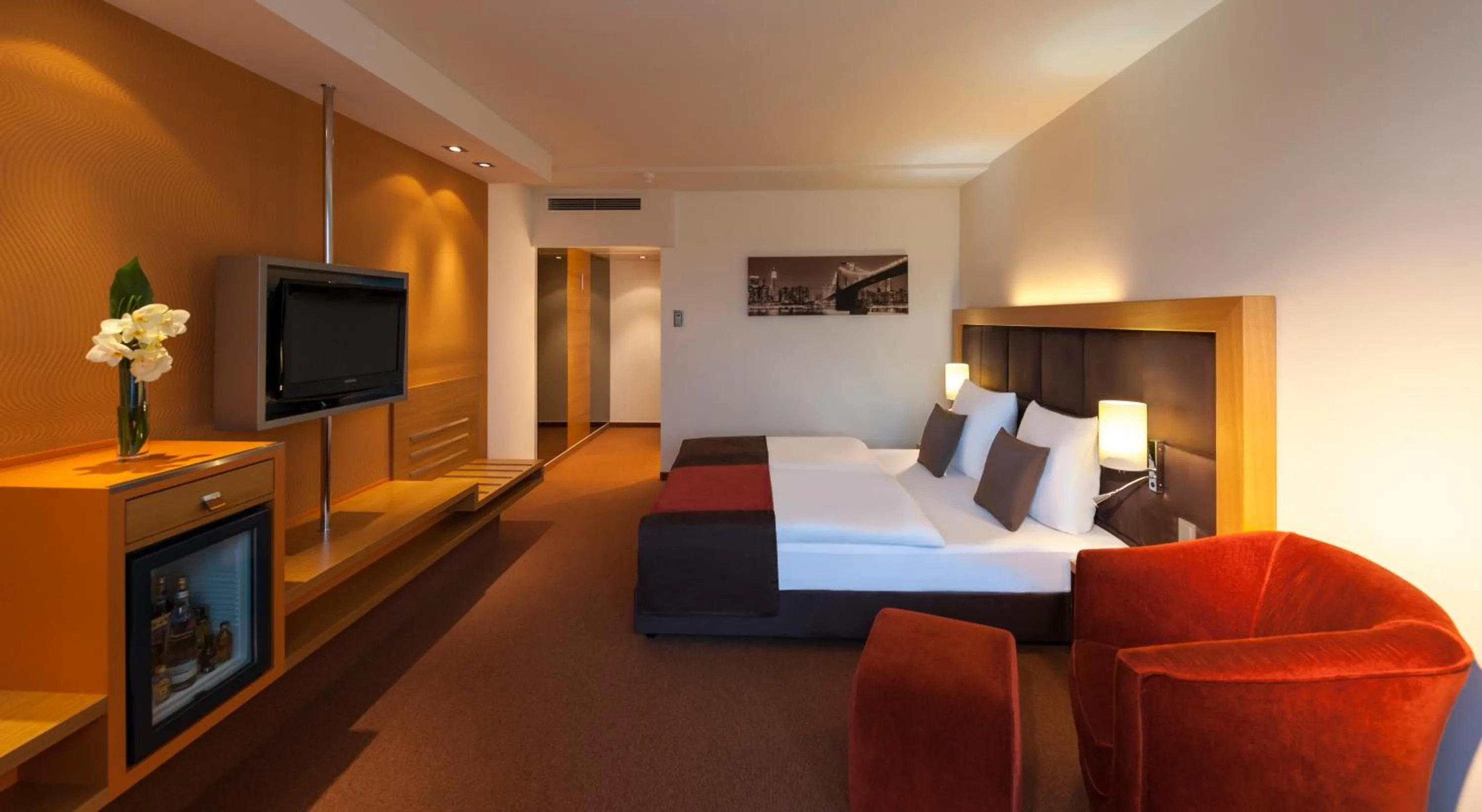 Photo of the whole room, Bed in Dorint Main Taunus Zentrum Frankfurt Sulzbach