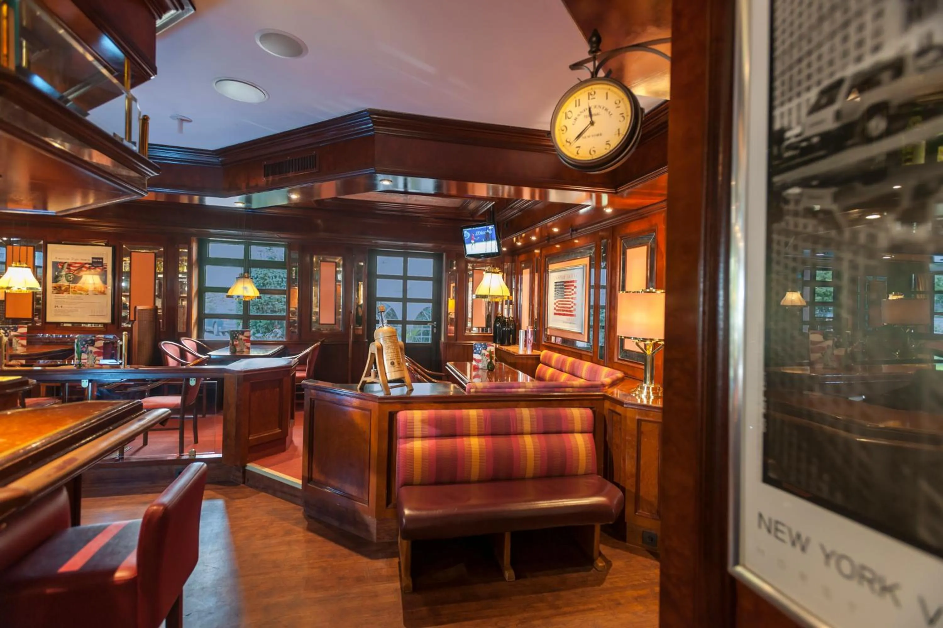 Lounge or bar in Dorint Main Taunus Zentrum Frankfurt Sulzbach