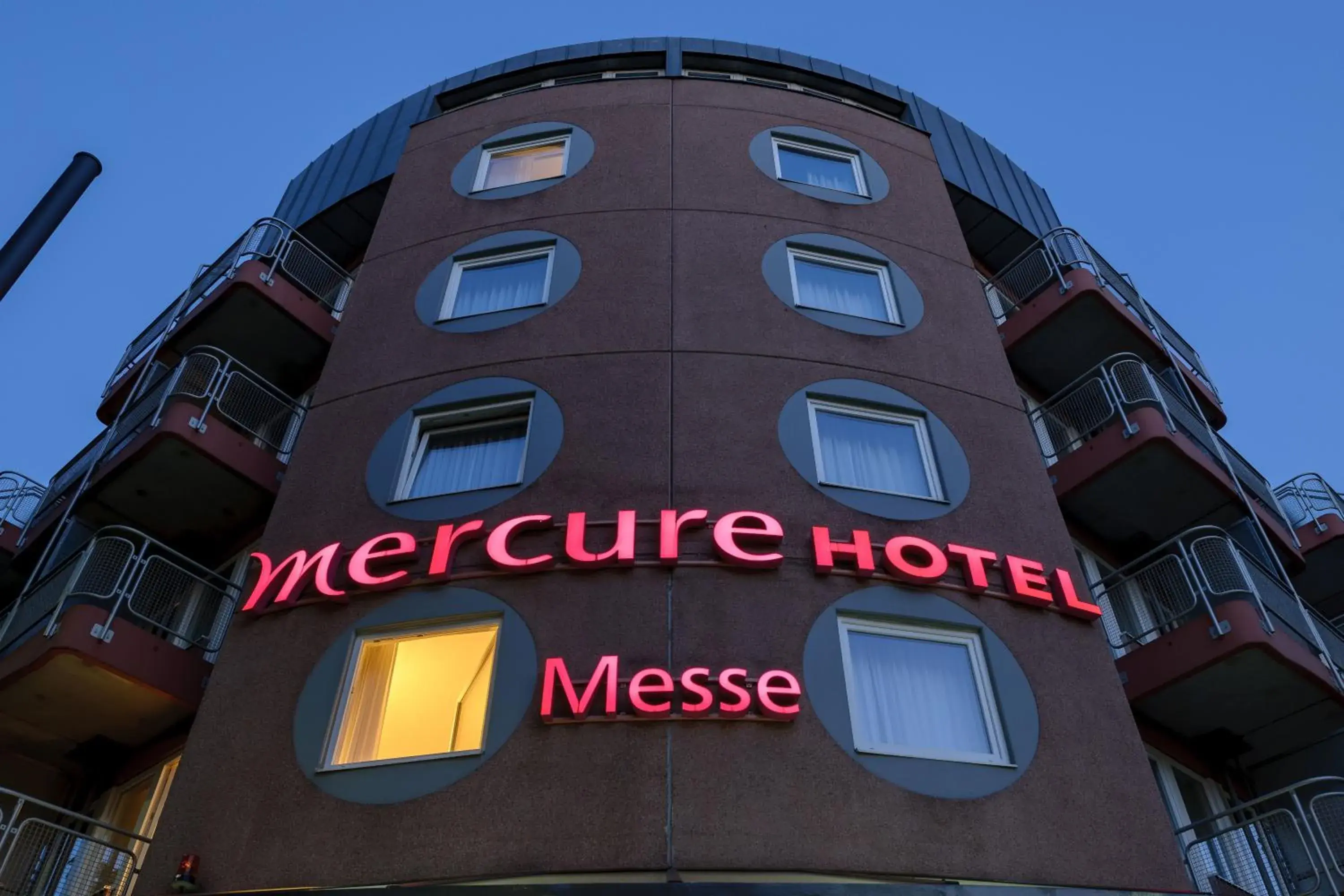 Facade/entrance, Property Building in Mercure Residenz Frankfurt Messe