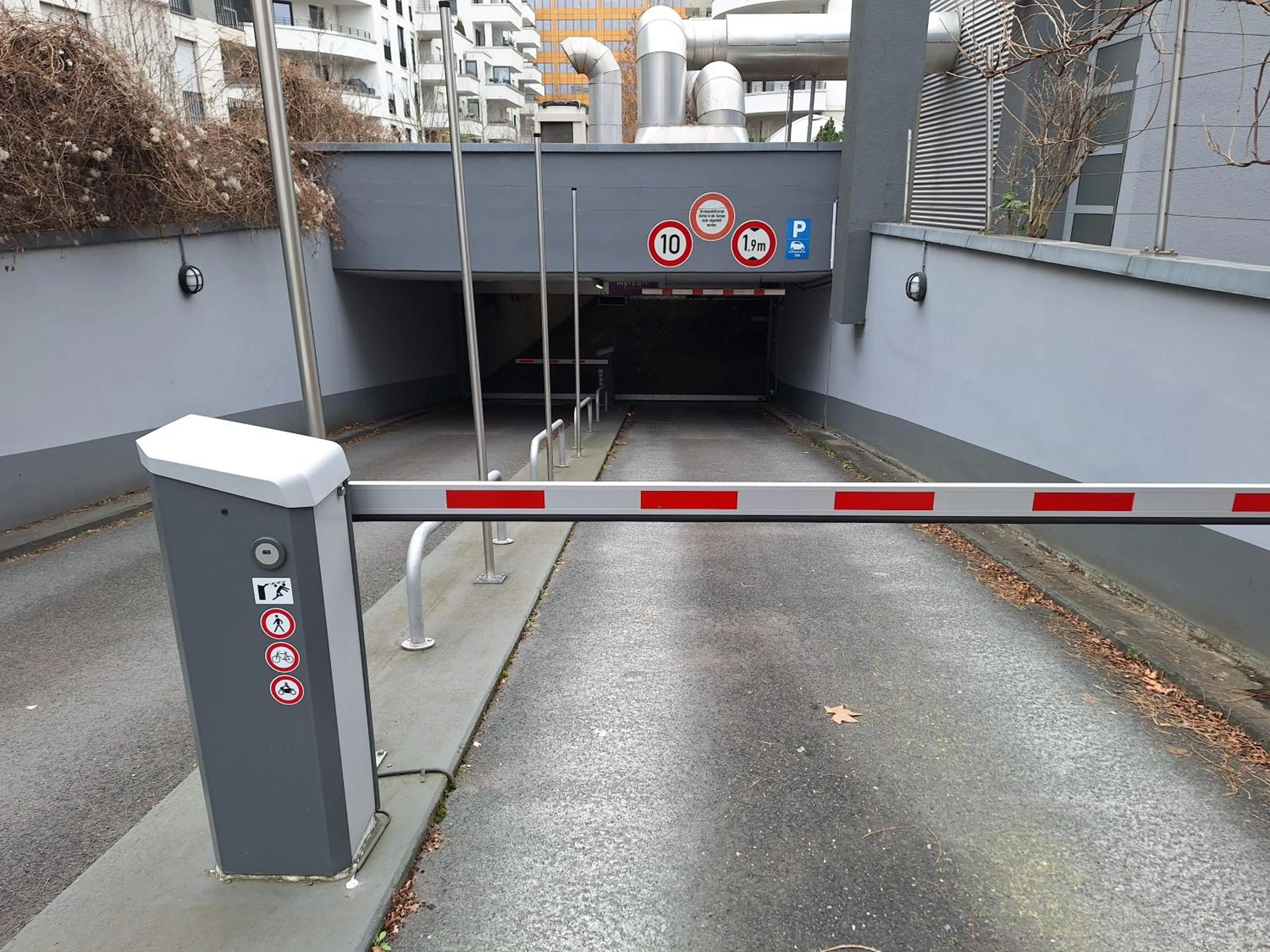 Parking in Mercure Residenz Frankfurt Messe