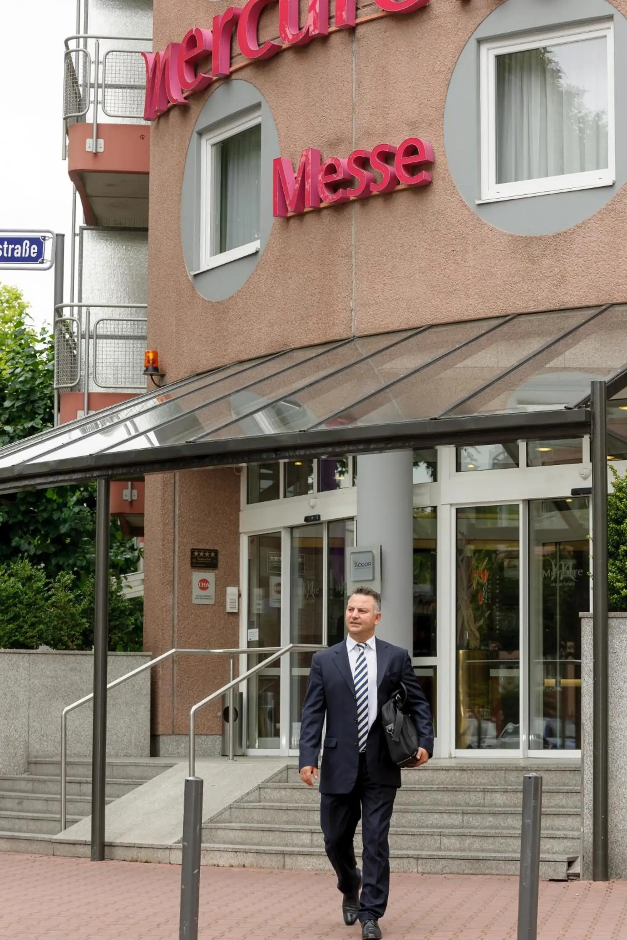 Facade/entrance in Mercure Residenz Frankfurt Messe