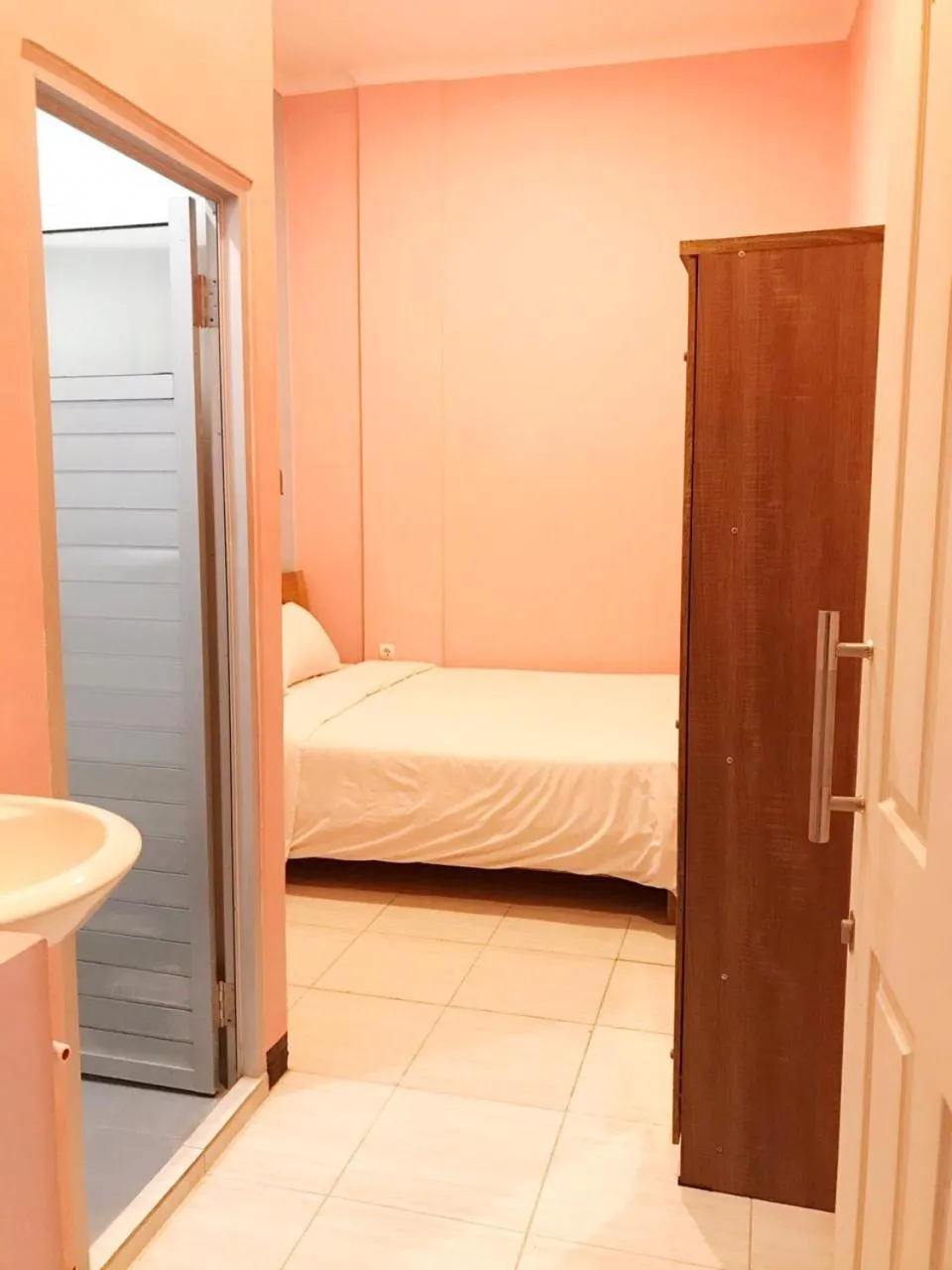 Bed in RoomZ Budget Residence