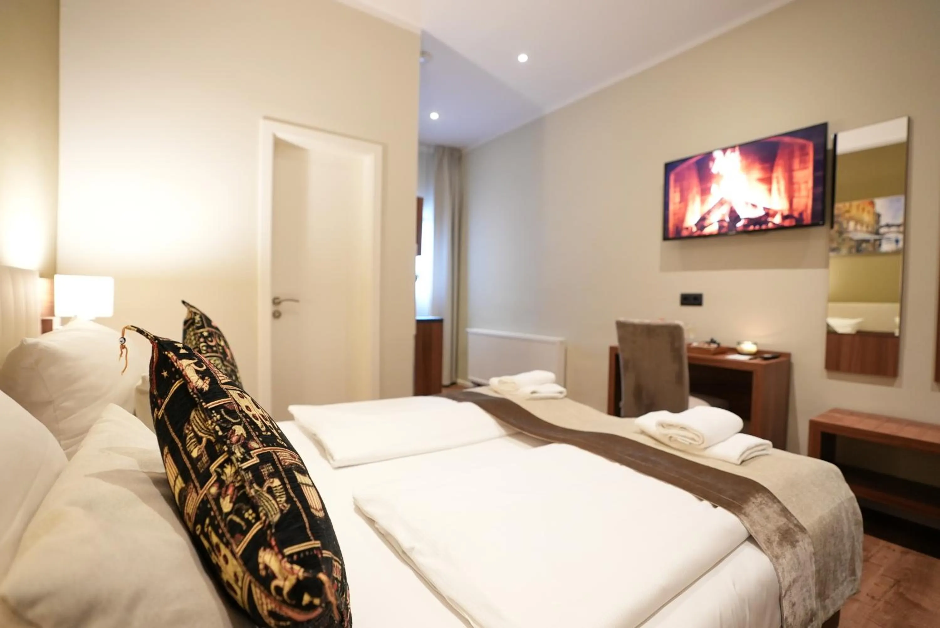 Photo of the whole room, Bed in Hotel Attaché an der Messe