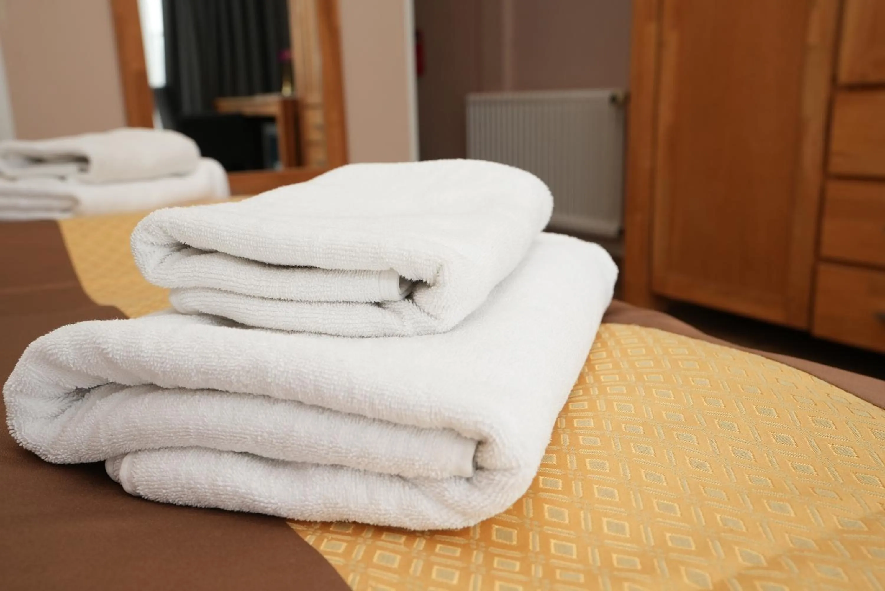 towels, Bed in Hotel Attaché an der Messe