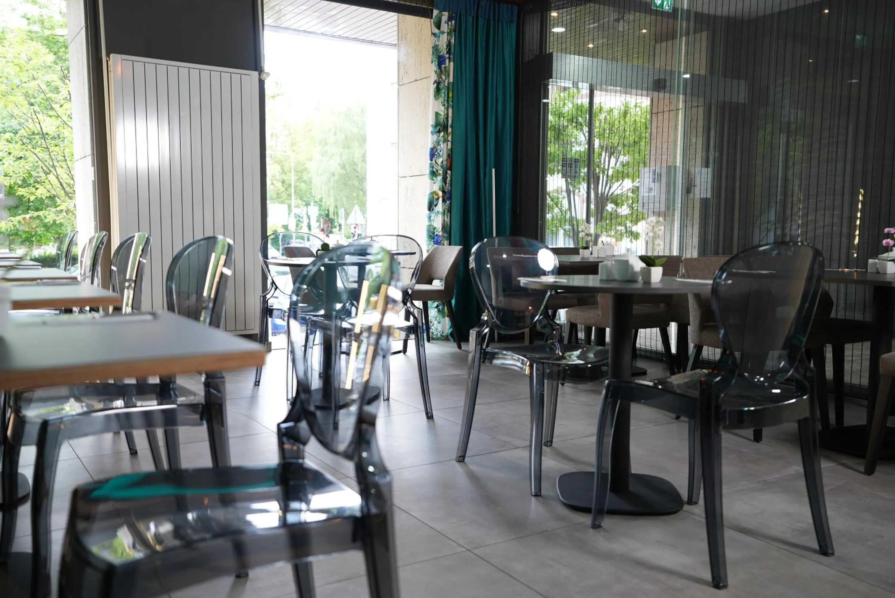 Restaurant/places to eat in Hotel Attaché an der Messe