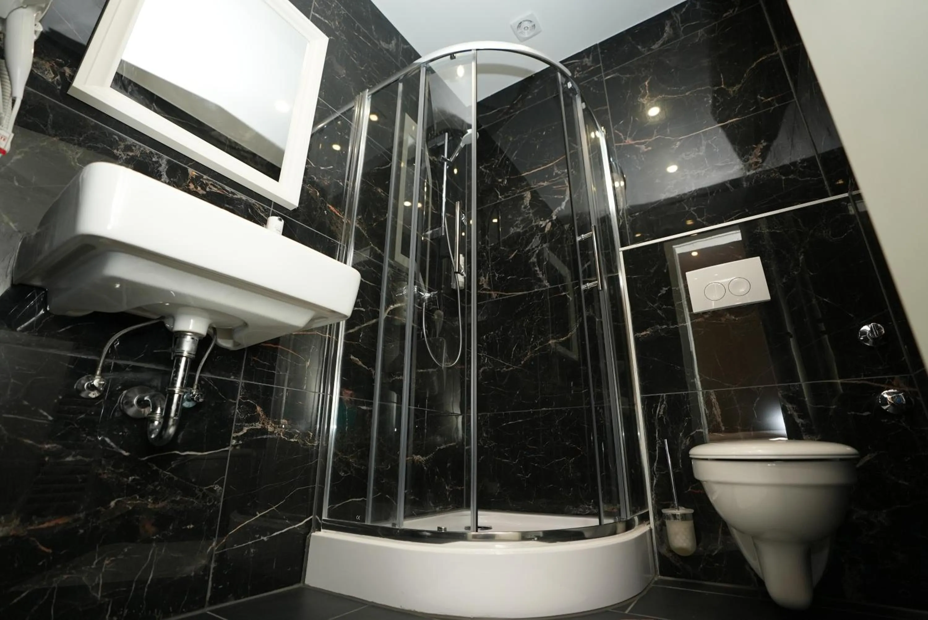 Shower in Hotel Attaché an der Messe