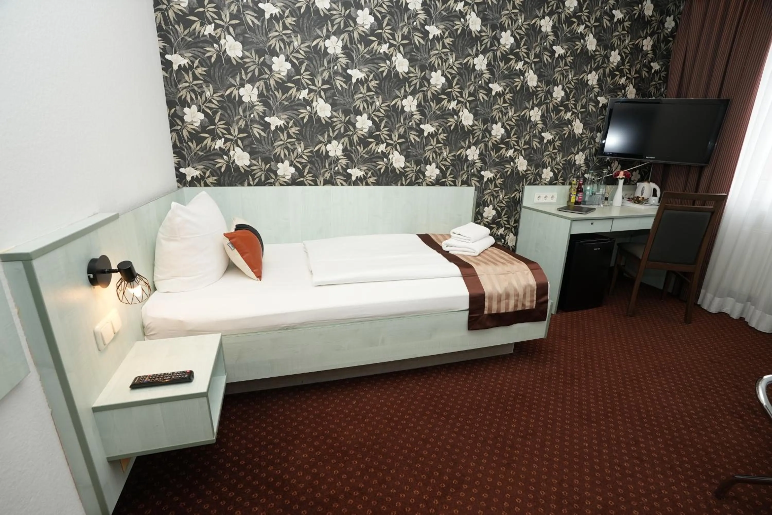 Bed in Hotel Attaché an der Messe