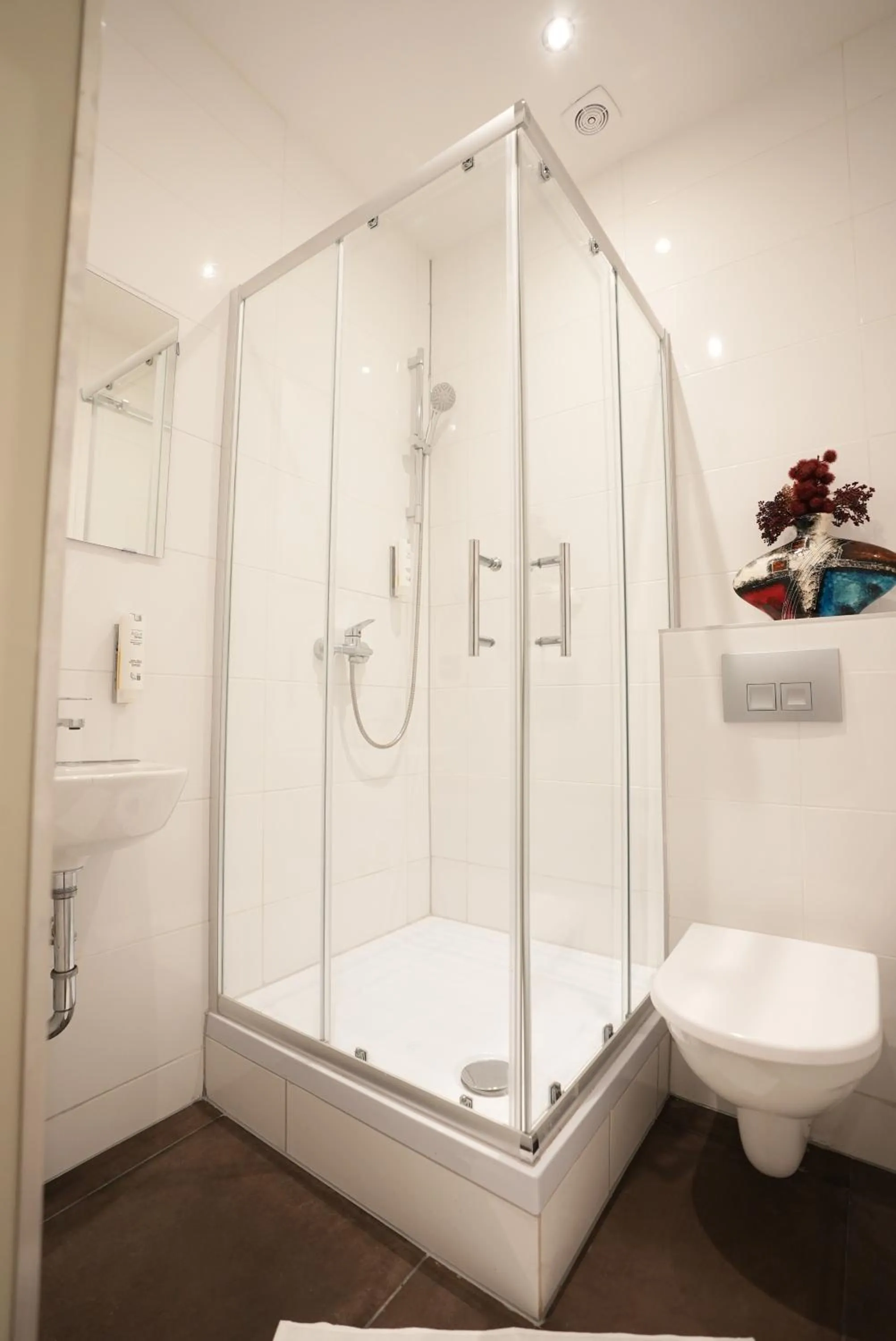 Shower in Hotel Attaché an der Messe