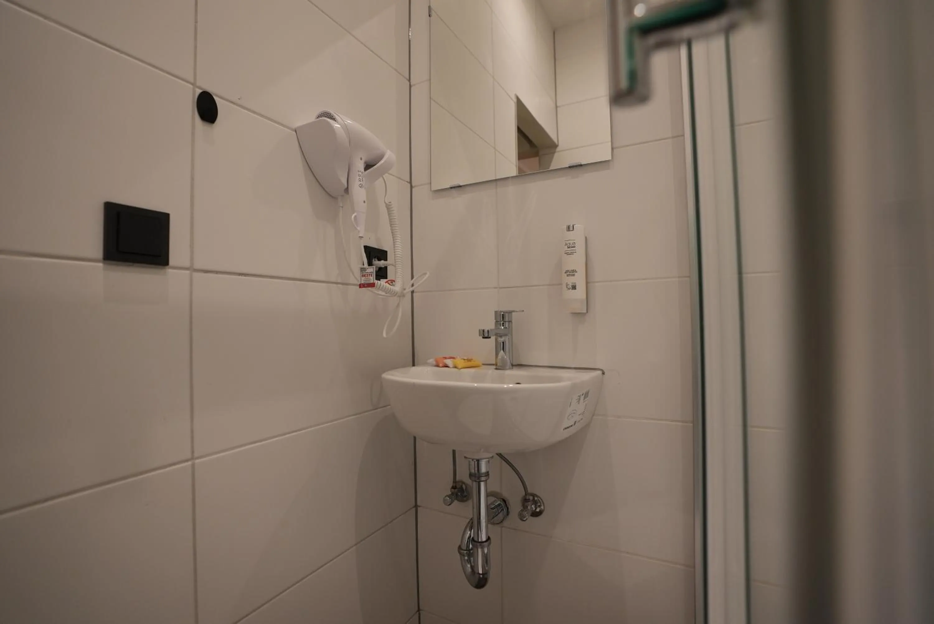 Shower in Hotel Attaché an der Messe