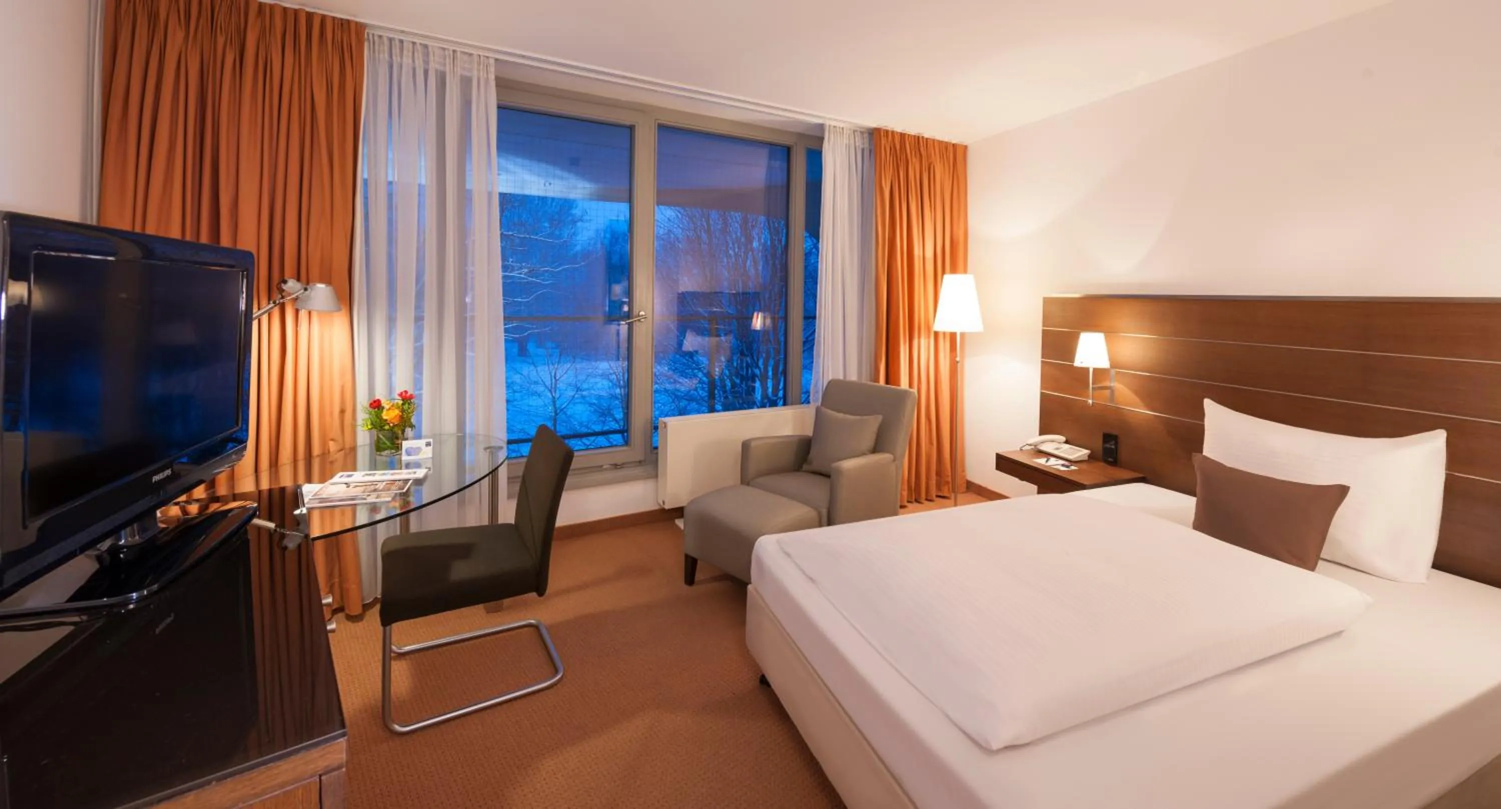 Photo of the whole room, Bed in Dorint An der Kongresshalle Augsburg