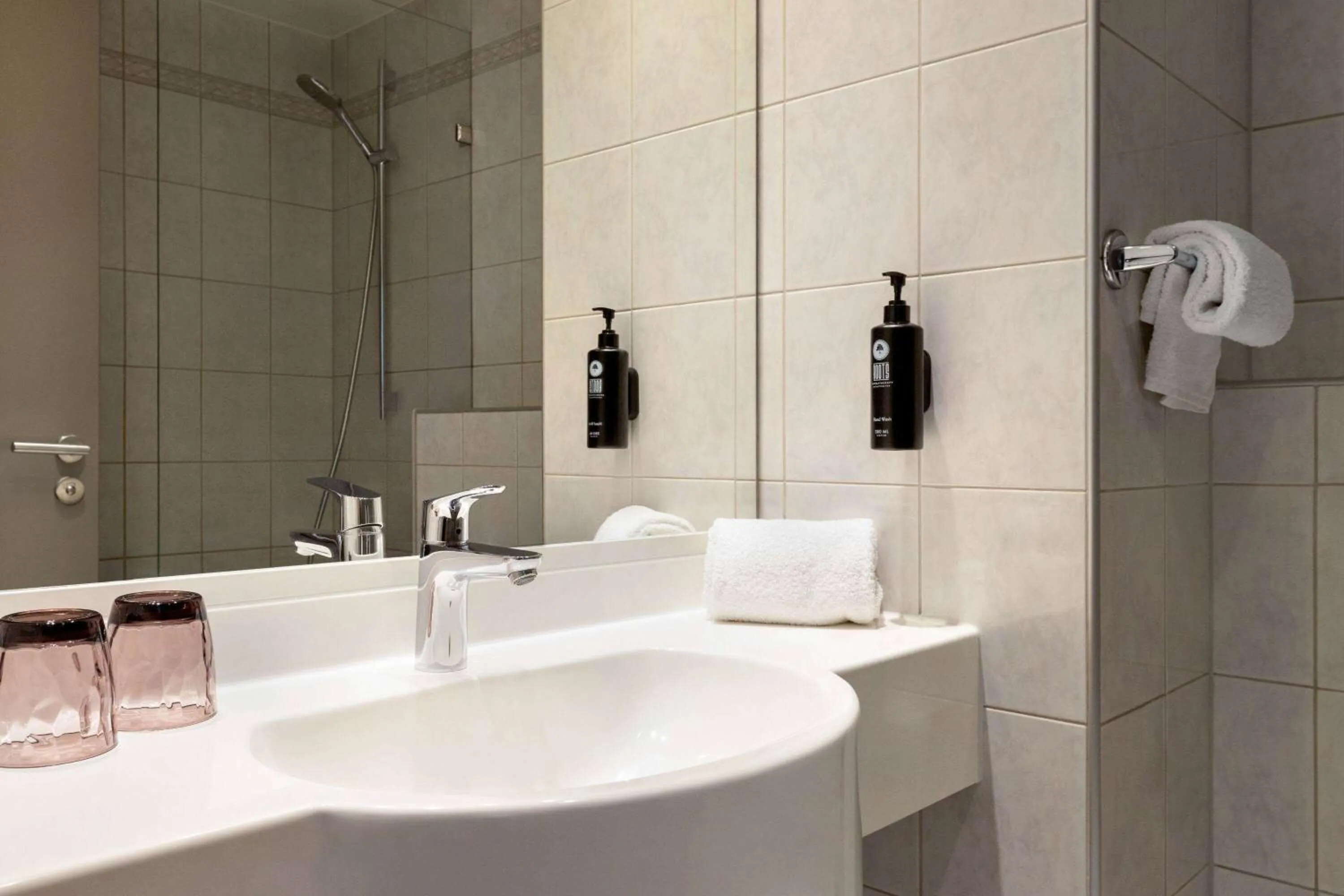 TV and multimedia in Vienna House Easy by Wyndham Coburg