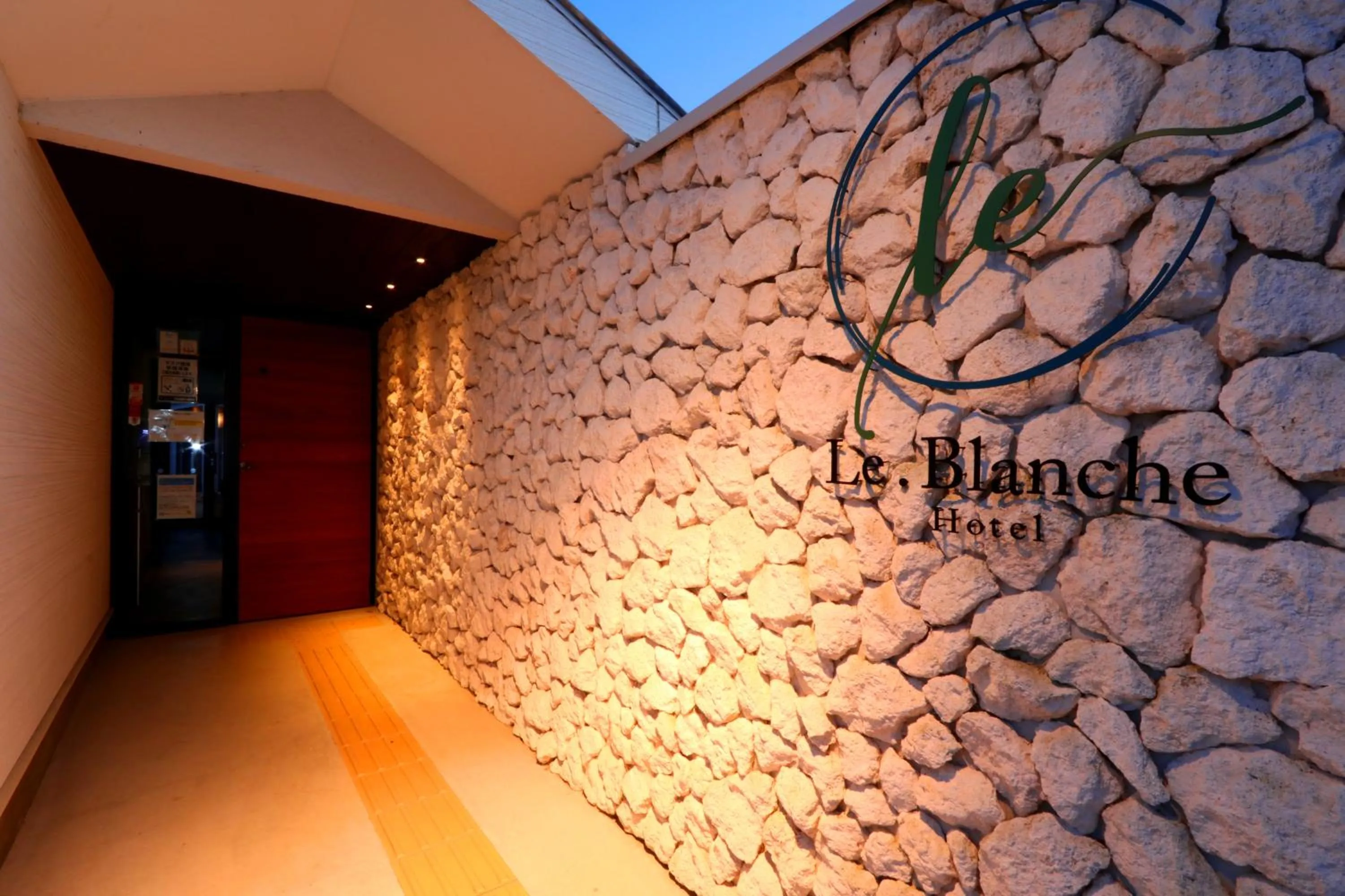 Facade/entrance in Le.Blanche