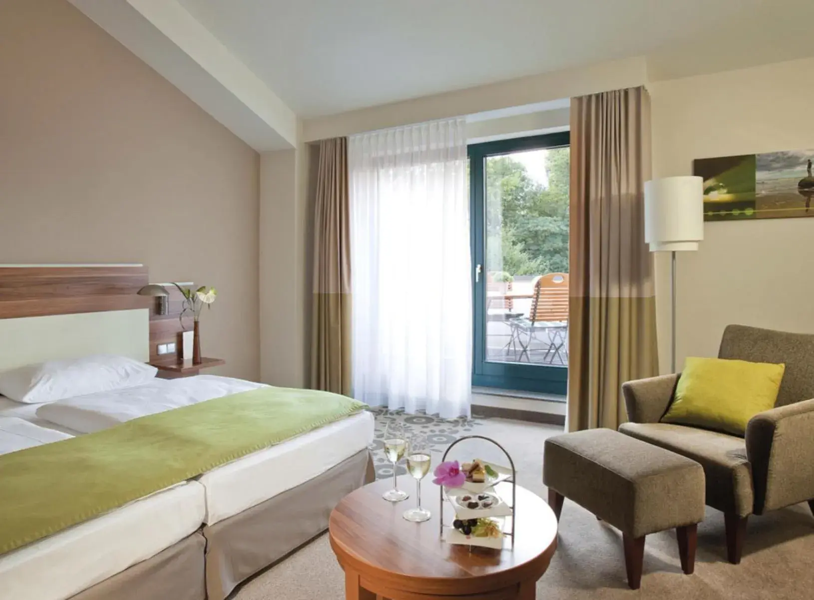 Garden view, Bed in Mercure Tagungs- & Landhotel Krefeld Garden view, Bed in Mercure Tagungs- & Landhotel Krefeld