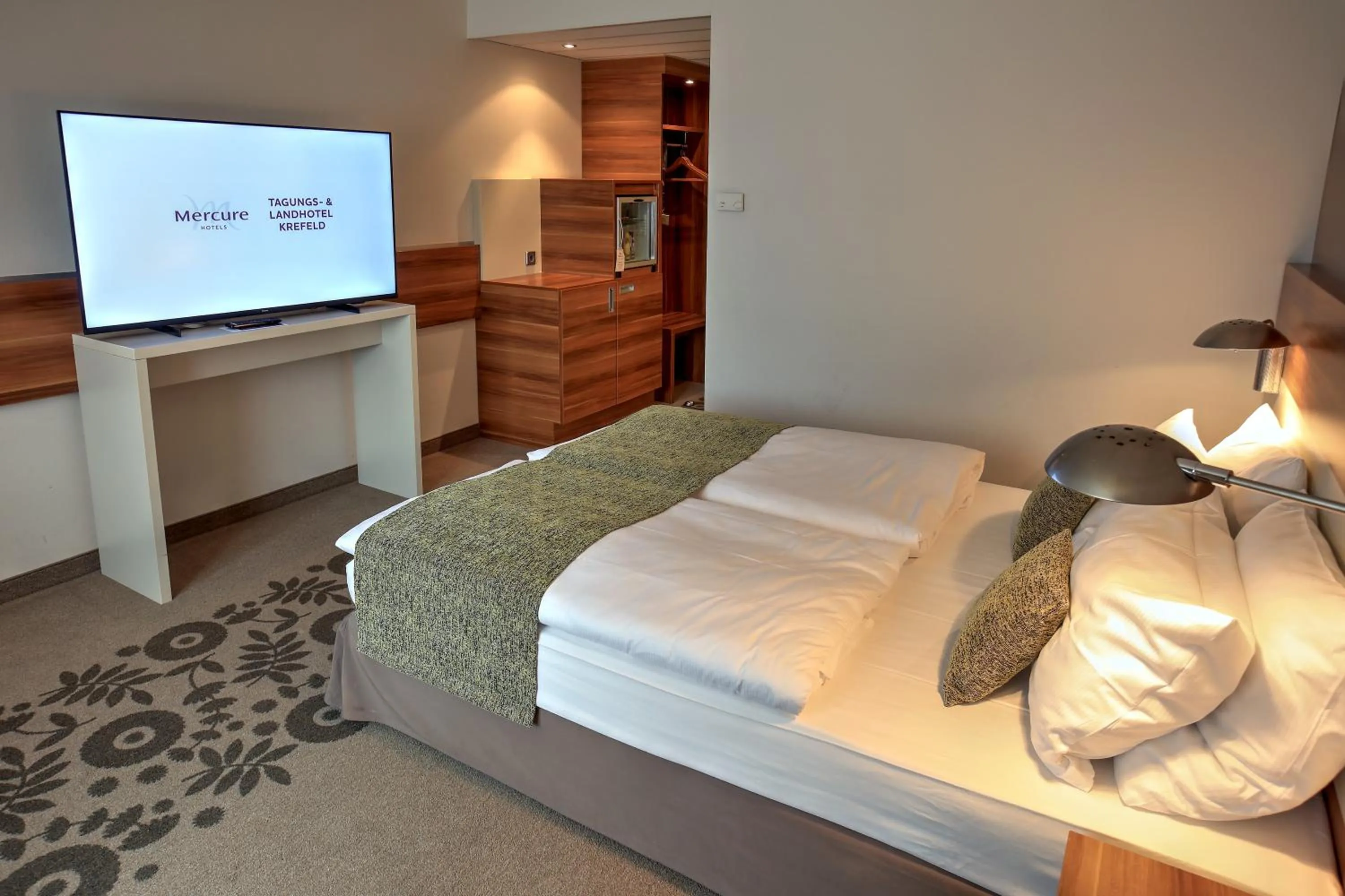 Toilet, Bed in Mercure Tagungs- & Landhotel Krefeld