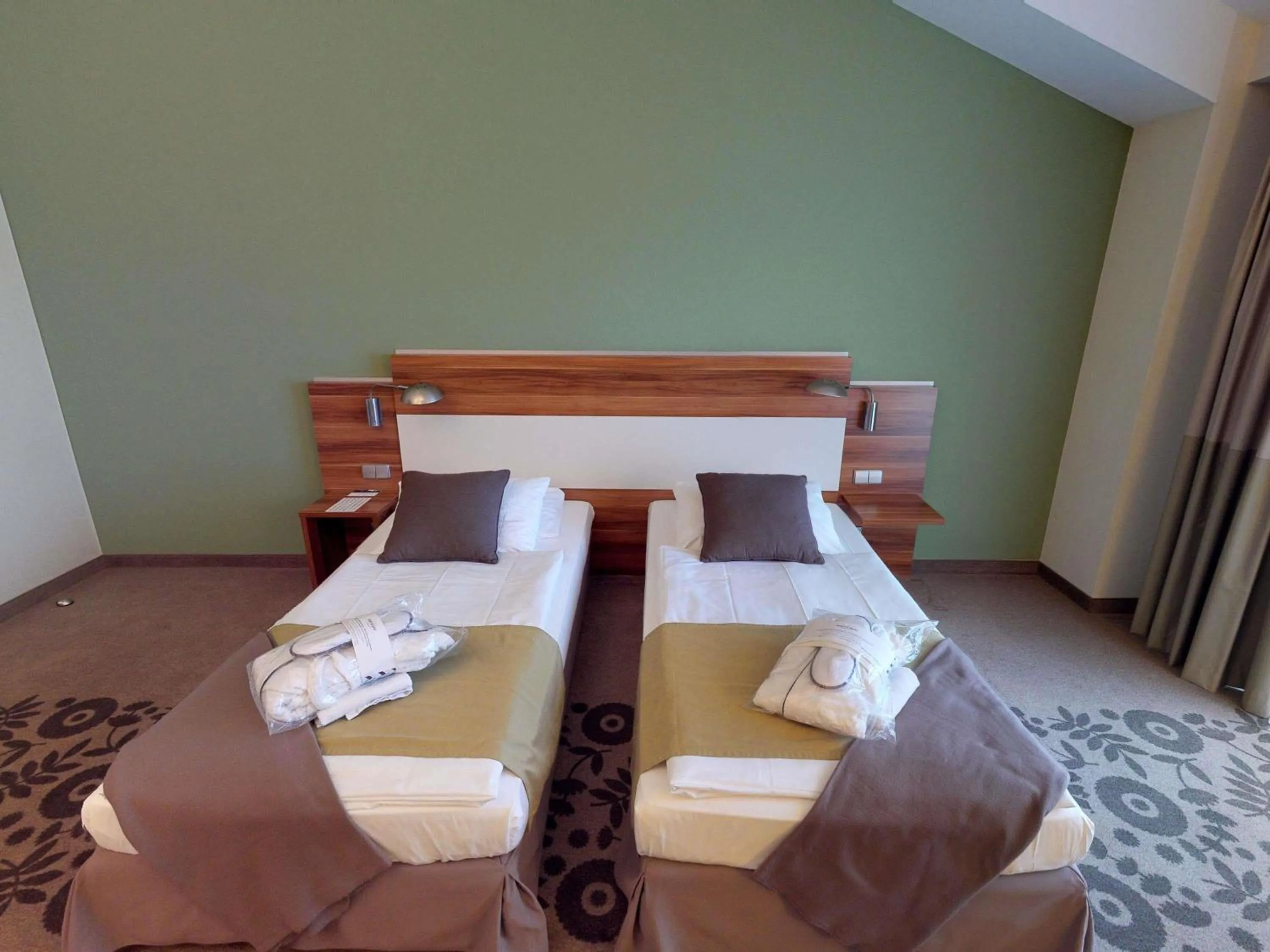 Bedroom, Bed in Mercure Tagungs- & Landhotel Krefeld